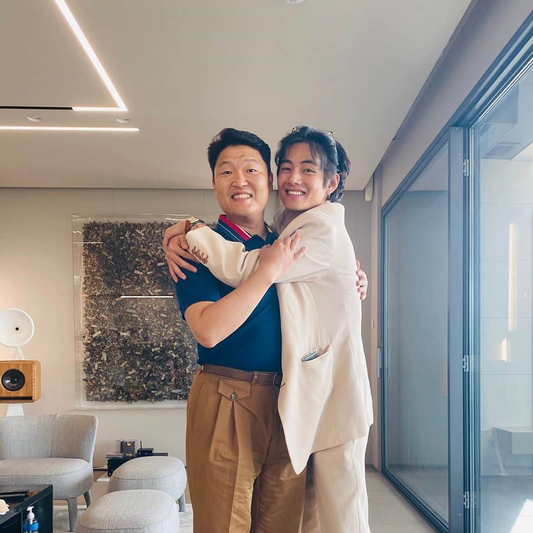 PSYさんのインスタグラム写真 - (PSYInstagram)「me & v  1231 & 1230 🥳」9月21日 11時55分 - 42psy42