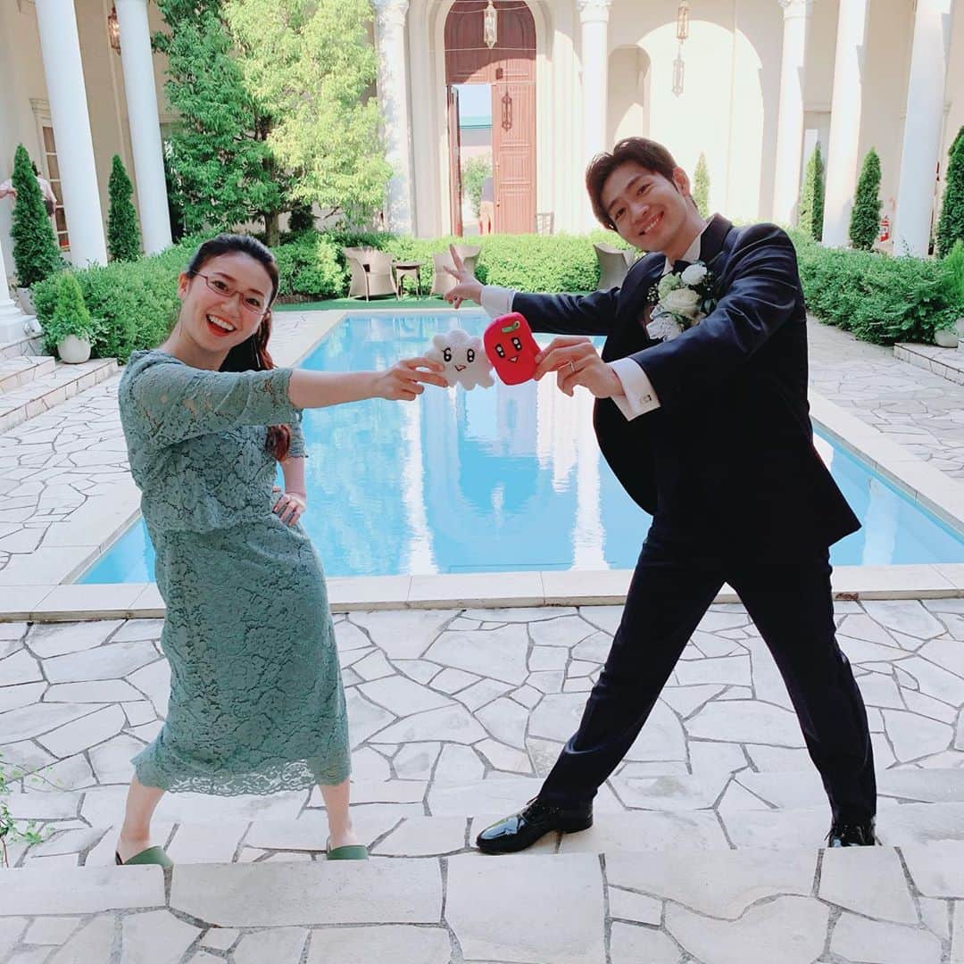 東京タラレバ娘のインスタグラム：「お待たせしましたこちらのペア！小雪さんと朝倉さんが撮影で一緒になるこの日に絶対撮らなきゃ〜！と鼻息荒く気合い入れて撮りました！やったぜ〜！そしてポーズも最高やんけ！タラとレバ、そこの場所代わって！的な気持ちです。ほんわかな空気の二人を見ていると、この二人のカップルも見てみたかった…という気持ちになっちゃったのは内緒。 #タラレバ #東京タラレバ娘 #タラレバ2020 #東村アキコ #朝ドラファンそしてスカーレットファンの皆様 #大変お待たせ致しました #仲良さそうに話しててその感じにもキュン #癒し系二人の最強タッグ #朝倉さん右手ピースしちゃっててキャワワ #結婚式のシーン早く見たいし見せたいし #今回も心の声とか本当に面白いです #吉高由里子 #榮倉奈々 #大島優子 #坂口健太郎 #鈴木亮平 #田中圭 #平岡祐太 #石川恋 #松下洸平 #渡辺大知」