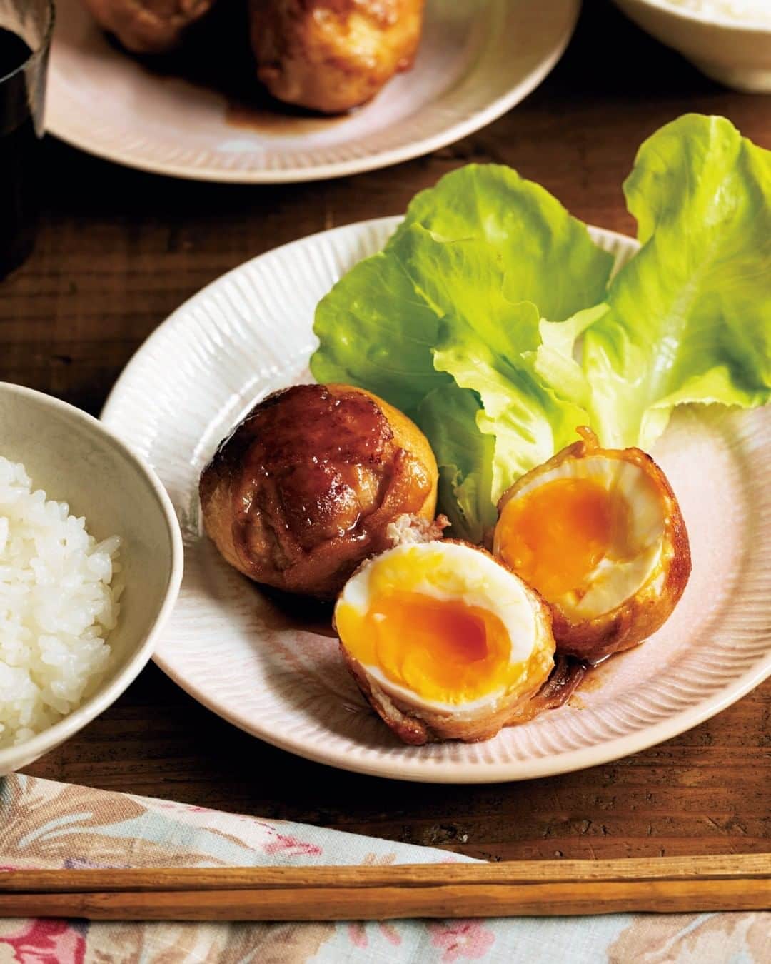 LEEさんのインスタグラム写真 - (LEEInstagram)「LEE10月号【「卵」と「豆腐」でごちそうは作れる】から、 このインスタグラムにも最新レシピをお届けします！ ⠀⠀﻿ 今日は堤人美さん（ @hitotsutsu ）の「肉巻き卵」をご紹介！ ㅤㅤㅤ --- ㅤㅤㅤ ◆「肉巻き卵」 豚肉で巻くだけで、すごいごちそう感  「脂身の多い部位だと焼くうちに肉がはがれるので、ももやロースを使って。 肉にやや焦げ目がつくまで焼くと、タレがしっかりからみます」  [材料・２人分]  卵（室温に戻す）……4個 豚もも（またはロース）薄切り肉……8枚（約120ｇ） サラダ菜……適量  Ａ） 酒……大さじ2 しょうゆ……大さじ1１／３ 砂糖、みりん……各大さじ1 水……1/4カップ  小麦粉……適量 塩、こしょう……各少々 サラダ油……小さじ2  [作り方]  ①　直径17cm程度の鍋に水800㎖を沸かし、 酢大さじ2、塩小さじ1/2（ともに分量外）を加える。 卵を入れ、6分ゆでて冷水にとり、 全体にヒビを入れてすぐに殻をむく。  ②　まな板に豚肉を広げ、塩、こしょうで 下味をつけて全体に小麦粉を薄く振る。 卵1個に肉2枚を使い、 小麦粉がついている側を内側にして 卵をぴっちりと巻く。 外側にも小麦粉をまぶす。  ③　フライパンにサラダ油を中火で熱し、②を転がしながら5分ほど焼く。 全体に焼き色がついたら、 混ぜ合わせたAを加え、 時々転がしながら煮汁がとろりとするまで煮からめる。 器に盛り、サラダ菜を添える。  撮影／松村隆史　スタイリスト／朴 玲愛　取材・文／福山雅美 ㅤㅤ --- ㅤㅤㅤ #magazinelee #leeweb #LEEレシピ #stayathome #stayhome ⠀⠀﻿ㅤㅤ #おうちごはん #料理 #暮らし #ランチ #夜ごはん #ごはん #クッキングラム #卵 #肉巻き卵 #レシピ」9月21日 12時00分 - magazinelee