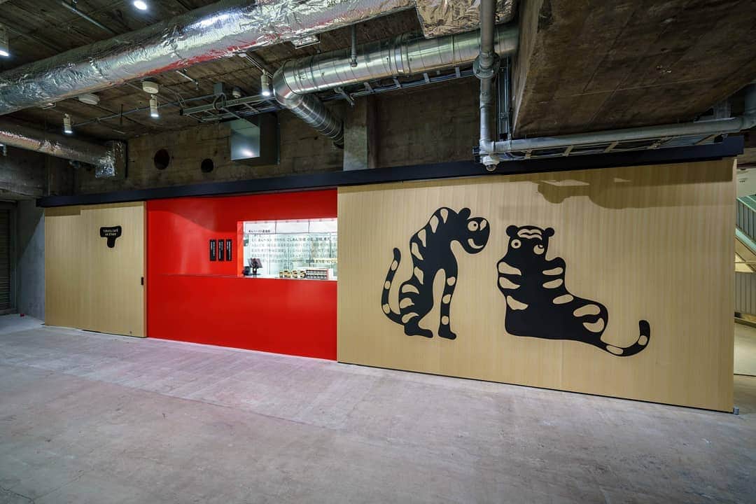 GINZA SONY PARK PROJECTさんのインスタグラム写真 - (GINZA SONY PARK PROJECTInstagram)「"「あん」のある生活"を提案する「トラヤカフェ・あんスタンド銀座店」は9月29日(火)で営業終了となります。⁠ ⁠ 2018年夏の開園以来、「実験的な公園」であるGinza Sony Parkのパートナーとして、地下3階の店内に製造所を兼ね備え、作り立ての『あんペースト』を使ったメニューを提供する新しいスタイルに挑戦。立ち喰い梅干し屋とのコラボレーションやMIDNIGHT MARKETへの参加など、様々な実験的な試みを実施してきました。⁠ ⁠ 季節限定で地上フロアに登場したポップアップストアでは、夏にはかき氷、冬にはお汁粉など、パーク内でつくられた『あんペースト』を使った銀座店ならではのメニューも楽しませていただきました。⁠ ⁠ 9/29(火)で営業終了となりますが、あんペースト（コナコーヒー）を挟んだマーブルアイスや、白玉と羊羹を添えたあんペーストかき氷など、最終日までどうぞお楽しみください。⁠ ⁠あんスタンド銀座店で誕生した3種類のあんペーストをセットにした「あんスタンド銀座店限定あんぺーストセット」も9/27(日)まで店頭で販売中です。⁠ ⁠ ※水曜は定休日になります。⁠ ⁠ @torayacafe #torayacafe #anstand #あんスタンド #ginzasonypark⁠ #トラヤカフェ #銀座ソニーパーク #あんペースト #あんスタンド銀座店」9月21日 12時01分 - ginzasonypark