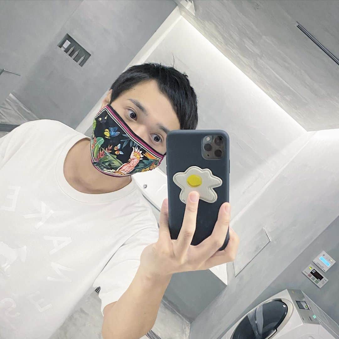 光本勇介のインスタグラム：「ドルチェアンドガッバーナのマスク😷🦋🥀🦅」