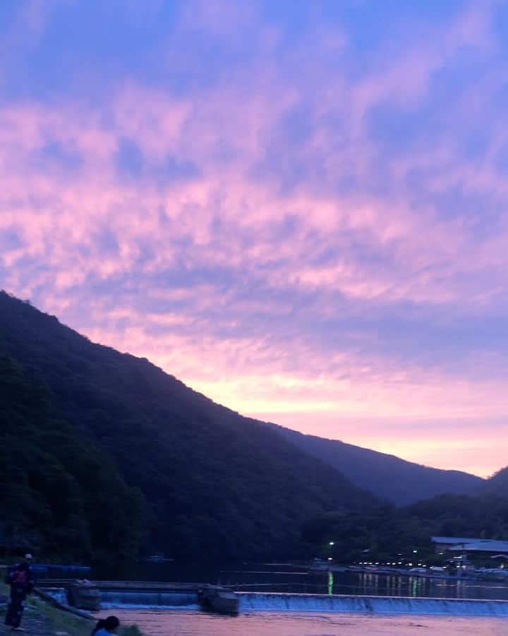 紺野ゆりのインスタグラム：「嵐山渡月橋✨ 空の色が時間によって変わってすごく綺麗でした🌠 * * #yuriの日本旅　🗾 *  #京都#渡月橋#嵐山#kyoto#togetsukyo#夕焼け#arashiyama」