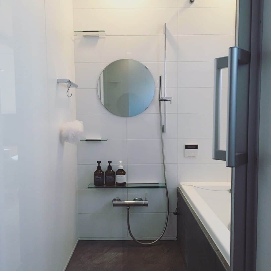 ムクリ［mukuri］さんのインスタグラム写真 - (ムクリ［mukuri］Instagram)「・ お風呂にもデザイン性とちょっとした冒険を。 毎日家族が中心に使うスペースの一つにバスルームがありますよね。  保温やクッション性を備えた床。 お手入れのしやすい排水口。 ラグジュアリーに肩湯がでるお風呂と、 調べていくと日常を豊かにする機能も豊富。  一方でタイルやガラス張りのドアなど 家族しか使わないからこそ 好みのデザイン性や遊びも取り入れてみたいところ。  シンプルなタイル貼りに ガラスのドアや棚。 円形のミラーやシャープなシャワーヘッド。 ホテルのような空間は 思わず来客にも紹介したくなるほど。  機能性とデザイン性が両立するのは なかなか難易度が高いですが、 自分好みの場所は気分を高揚させてくれますね♪  ▶︎ご紹介した記事 https://mukuri.themedia.jp/posts/2774829 「サニタリー」の項目よりご覧いただけます。 （キャプション：編集長）  #お風呂#サニタリー#洗面室#洗面所#バスルーム#タイル#ユニットバス#tform#造作洗面台#平田タイル#サンワカンパニー#マイホーム#マイホーム計画#リノベ計画#注文住宅#リノベーション#リノベ#新築#家づくり#こだわりの家#イエスタグラム#部屋づくり#シンプルインテリア#シンプルな暮らし#暮らしを楽しむ#暮らしの編集#ムクリ」9月21日 12時05分 - mukuri_official
