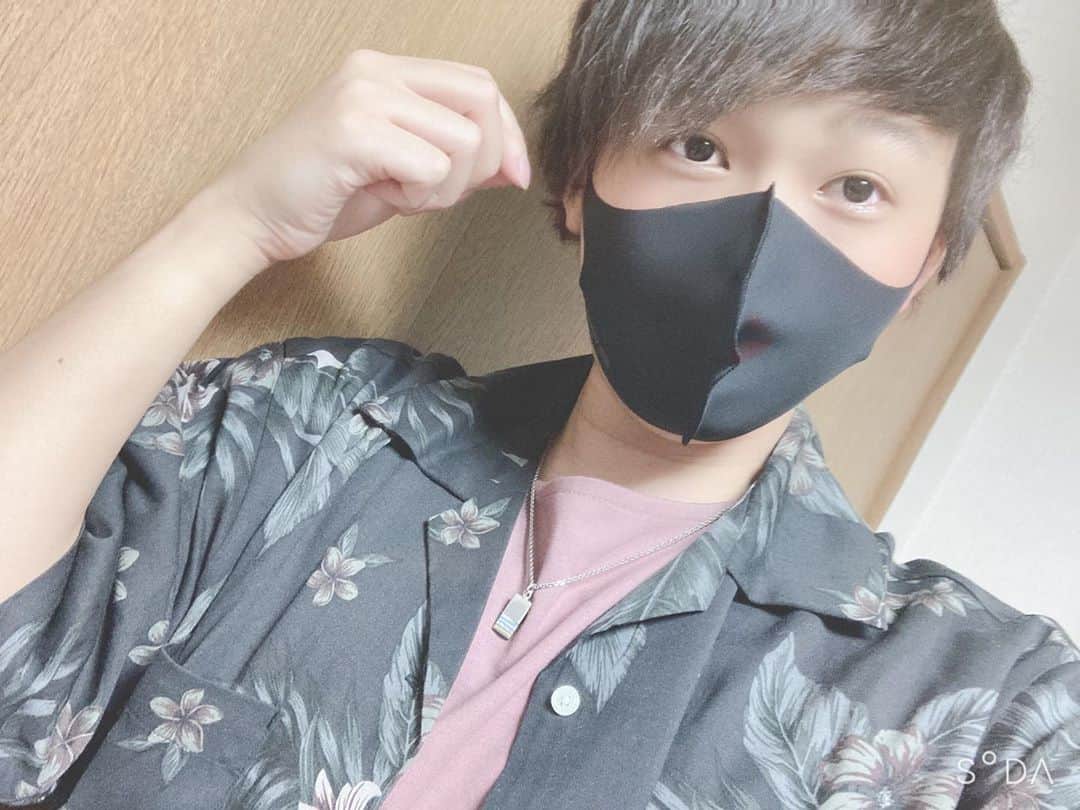 らーくんのインスタグラム：「髪色暗くて好き🥺  遊ぶ人いないので遊んでください  #アッシュカラー  #日常  #学生  #彼女募集中」