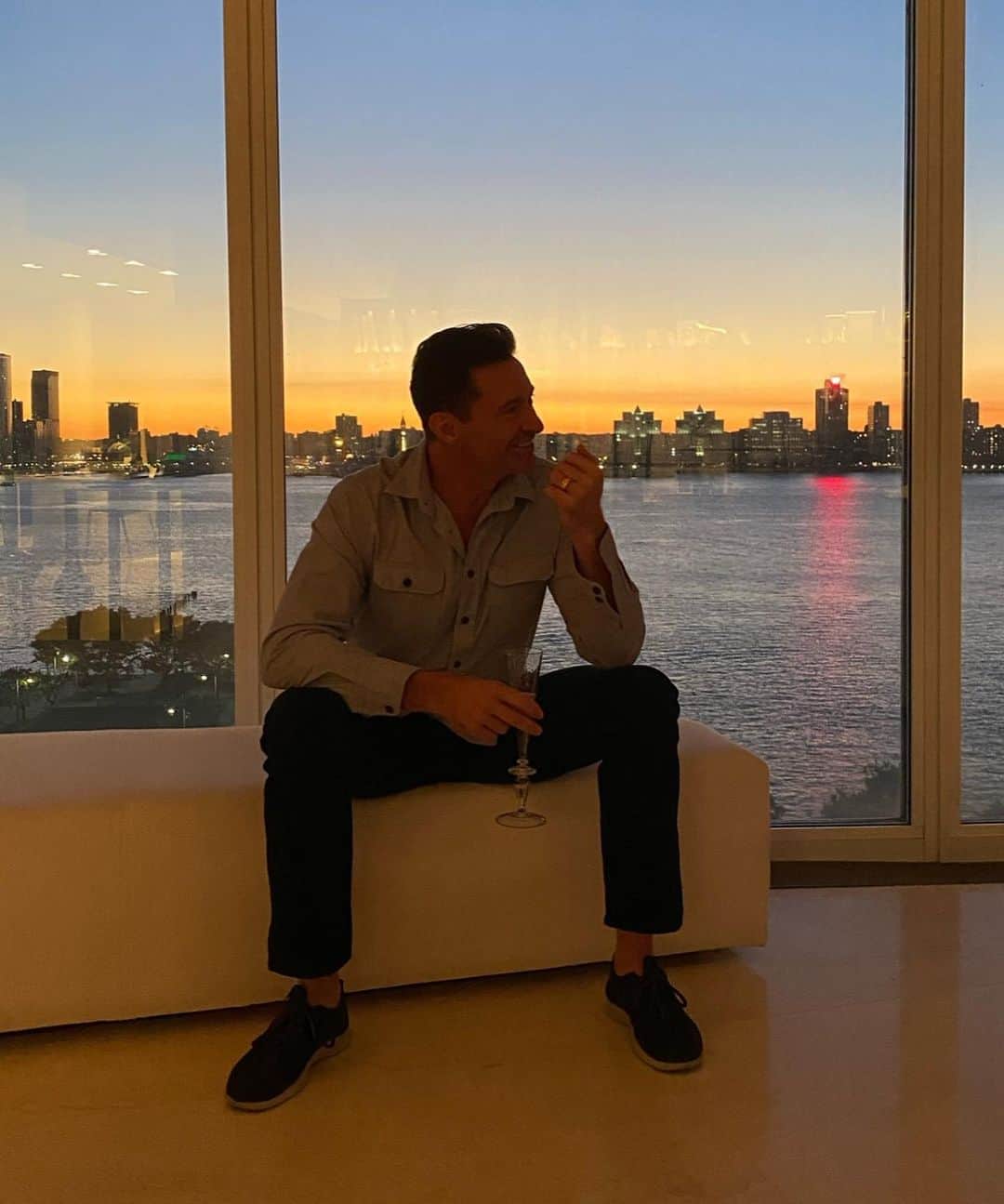 ヒュー・ジャックマンのインスタグラム：「Cheers to all the winners at the #emmyawards tonight! @jimmykimmel - you make it look so easy. @televisionacad」