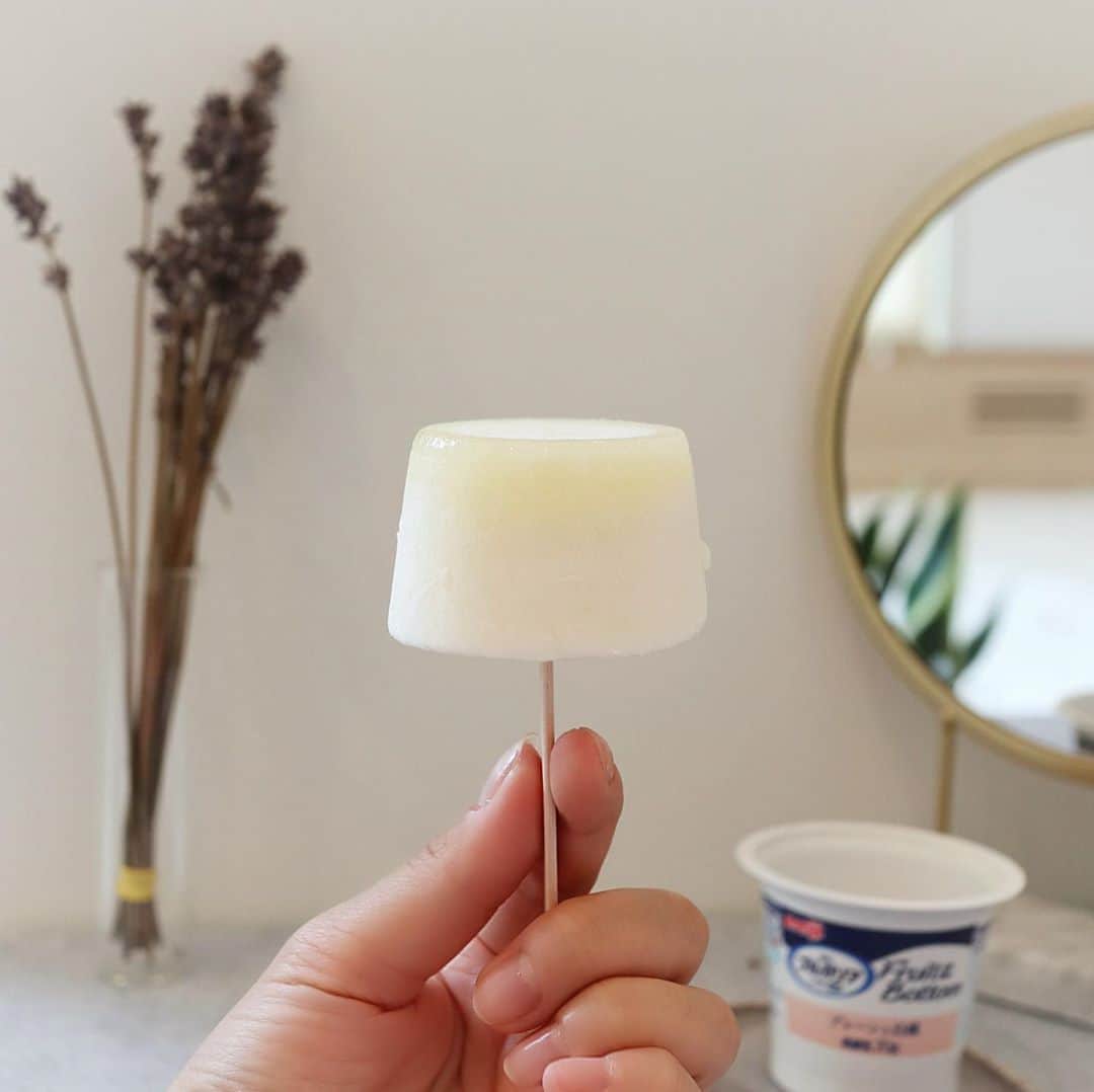 リナのインスタグラム：「sweets❤︎  ヨーグルトは身体のために 毎日食べているものの一つ🥄  明治ブルガリアヨーグルトの "明治ブルガリアヨーグルト LB81 Fruit on the Bottom"は、 下にフルーツソースが入っている 2層のヨーグルト！  プレーンヨーグルトのなめらかさや爽やかな味わいが 下のフルーツソースによって引き立てられるし、 フルーツの甘さや豊かな香りも楽しめちゃうので、 とっても贅沢なヨーグルト❣️  忙しい朝はそのままペロッと食べちゃうし、 ゆっくりできる休日は、 ちょっぴりアレンジして 『#フルーツオンザボトムアイス 』を楽しんじゃう♪  小さめのスプーンやフォークを 蓋の上からプスっとさして凍らせるだけ🧊  子どもたちのおやつにもぴったりだよ🍧 私のおすすめは、 冷凍庫から出して少し置いて、 アイスがとろんっとした頃が食べごろ😋 ...................................................... #おやつタイム  #明治ブルガリアヨーグルト  #ヨーグルト #簡単おやつ #おやつ時間 #フルーツヨーグルト #フルーツオンザボトム #フルーツオンザボトムアイス #PR」