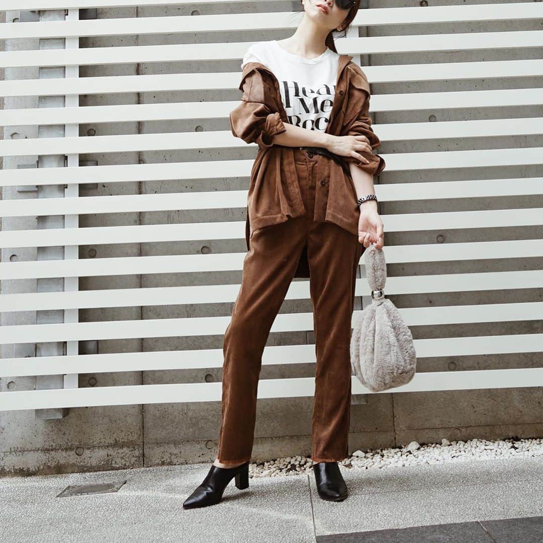 喜田彩子さんのインスタグラム写真 - (喜田彩子Instagram)「﻿ ﻿ 昨日のコーデ🐻﻿ ﻿ シーズナルな着こなしに欠かせないコーデュロイ素材のオーバーシシャツ＆パンツ！﻿ 今年もコーデュロイ素材のアイテムが沢山発売されていますよね。﻿ ﻿ 私が選んだのは @the_virgnia ﻿ ﻿ 重量感のある印象のコーデュロイ素材も、軽い着心地でサッと羽織りやすい一枚✨﻿ パンツはスッキリとしたストレートシルエットで、裾にはフリンジ加工やスリットなど細かなポイントが♡♡﻿ ﻿ ﻿ #thevirgnia #ザヴァージニア #fashion #outfit #ootd #coordinate #simple  #instagood #mamacode #mom  #엄마 #패션 #156センチコーデ #sサイズコーデ #お出かけコーデ #秋コーデ #シンプルコーデ #ファッション #コーディネート #コーデ #ママ #ママコーデ」9月21日 12時13分 - ayacokida