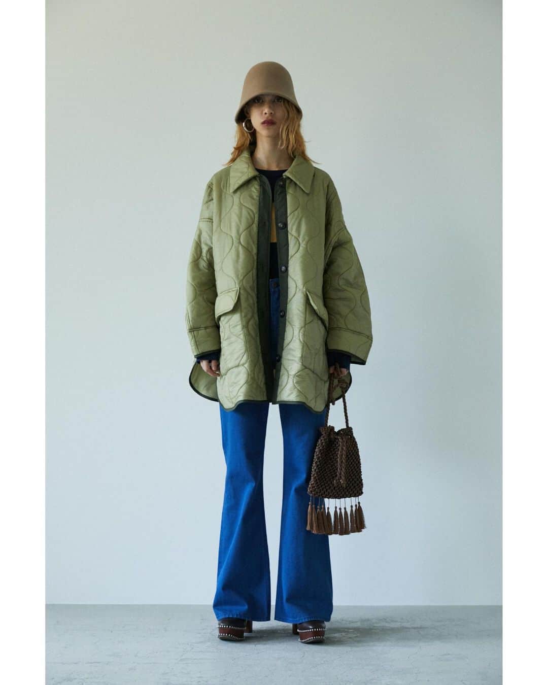 のインスタグラム：「MOUSSY 2020 OUTER LOOK BOOK SHEL'TTER WEBSTOREにて先行予約販売受付中。 --01------------------------------------------------------ ・QUILTING OVER SIZE JACKET(010DA530-5410) 古着からインスパイアされた程よくカーブのかかった変形スリーブがユニークなキルティングジャケット。 身幅も広めでオーバーサイズに着て頂けるアイテム。 全国のMOUSSY店舗では10月2日(金)より発売予定。 -------------------------------------------------------- Other items ・PANEL PRINT LONG SLEEVE TOP(010DAB80-5080) ・JUST WAIST BELL BOTTOM(010DAB11-5110) ・LACE UP WOOD SOLE BOOTS(010DAB52-5350) ・NET MINI BAG(010DAG51-6290) ・FELT BUCKET HAT(010DAT50-5620) ・VOLUME HOOP EARRINGS(010DAT50-5730) ㅤㅤㅤㅤㅤㅤㅤㅤㅤㅤㅤㅤㅤ --02------------------------------------------------------ ・RIVER QUILTED COCOON JACKET(010DAB30-5320) キルティングジャケットをベースとしたリバーシブル仕様のブルゾン。 表側はシャンブレー調で繊細な表情のある素材を使用しているので、カジュアルなキルティングデザインですが上品さを感じさせる一着。 裏側はボア素材を使用し脇下には着用時のダブつきを抑えるために別布切り替えを配置し、着心地にも配慮。 ボリューム感、オーバーサイズのシルエットが一枚で主役となるアイテム。 全国のMOUSSY店舗では11月上旬頃より発売予定。 -------------------------------------------------------- Other items ・CHECK LONG GOWN SHIRT(010DAB30-6020) ・SQUARE TOE LONG BOOTS(010DAW52-5990) ・VOLUME HOOP EARRINGS(010DAT50-5730) ㅤㅤㅤㅤㅤㅤㅤㅤㅤㅤㅤㅤㅤ #MOUSSY #MOUSSYJEANS」