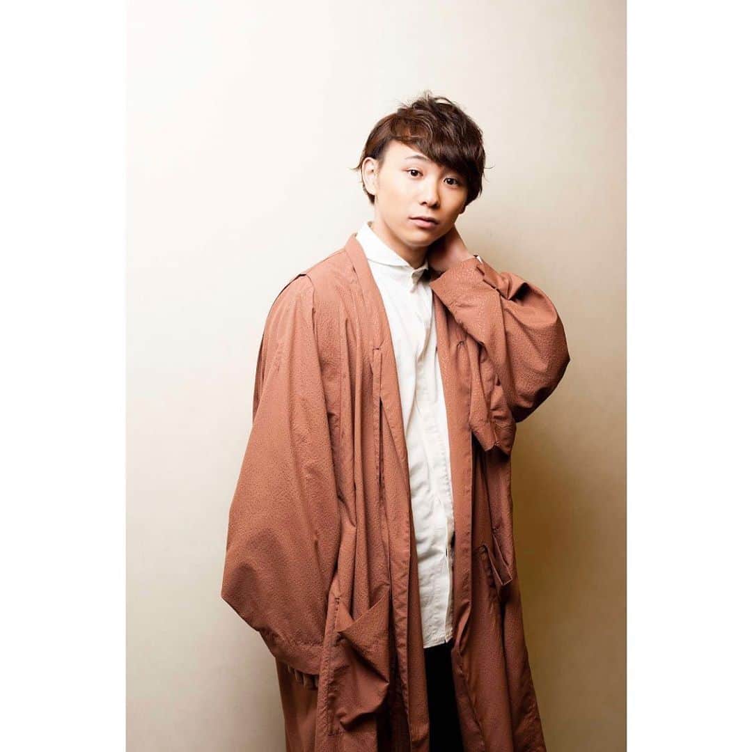 須賀健太のインスタグラム：「「寝違えちゃってこれ以上曲がらないを世界一カッコよくみせる。」  #うそ  #ゴリゴリにキメて撮ってる #じゃなきゃこんな目にはならん #口も #開きそうで開かない #絶妙な力加減」