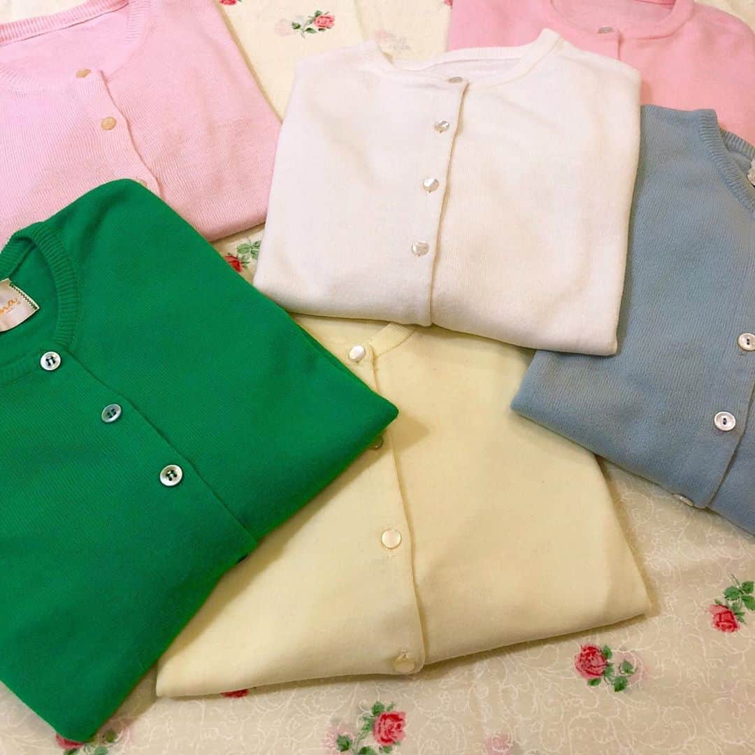NUTTY Vintage&Collectibleのインスタグラム：「🌹NEW ARRIVAL🌹  ☑︎vtg colorful plain knit cardigan  肌寒いいまの時期に重宝するカーディガン。 カラーバリエーション豊富に取り揃えております💐  ONLINE STOREにもたっぷり入荷いたしましたので 是非ご覧くださいませ💋  本日も20時までNUTTYオープン🚪 皆様のお越しをお待ちしております＊  ------------------------------------ 🛍NUTTY通販について🛍 ------------------------------------- ＜ONLINE STORE＞ VINTAGE▶︎http://nutty.theshop.jp/ USED SELECT▶︎https://nuttyselect.official.ec/ （プロフィールページURLよりjump🕊） ㅤㅤㅤㅤㅤㅤㅤㅤㅤㅤㅤㅤㅤ ＜VIDEO CHAT SHOPPING＞ テレビ電話をお繋ぎして、リアルタイムでご案内いたします。詳細は過去の投稿をご覧ください。」