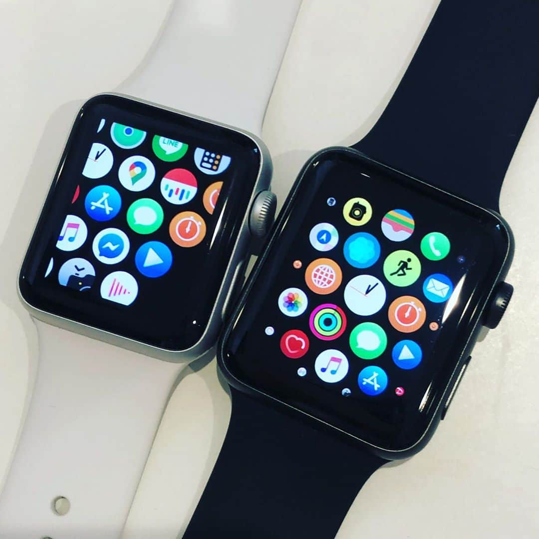 凰津りさのインスタグラム：「Apple Watch Series 6、SEが発売されたよね。  発売価格と機能が見合うかどうかを発売日まで待った結果、、、 Apple Watch Series 3を購入。  私らしい選択でしょ？w  血中酸素濃度も魅力的だったけど、そこじゃないんだよ。  双子用のベビーカーに子供2人乗せて歩いてると色々不便で、今回買ったけど便利便利✨  たいちゃんとの待ち合わせ結構するんだけど、スマホ見ながらベビーカー押したくないから、通知をチラッと時計で見れたら〜って  水に濡れても大丈夫だからアクティブに使えるのが何より🥰  しかもPayPay使えるようになってるから財布要らず👛❌  強いて言えば、もっと電子マネー、QR決済を充実させて欲しいなー  免許証、マイナンバーもスマホに入る時代に早くなって欲しいね~  子育て中の方には Apple Watch おすすめやな。。。  #AppleWatch #Series3 多分これが1番えーんちゃう？ 便利な世の中になったもんだ」