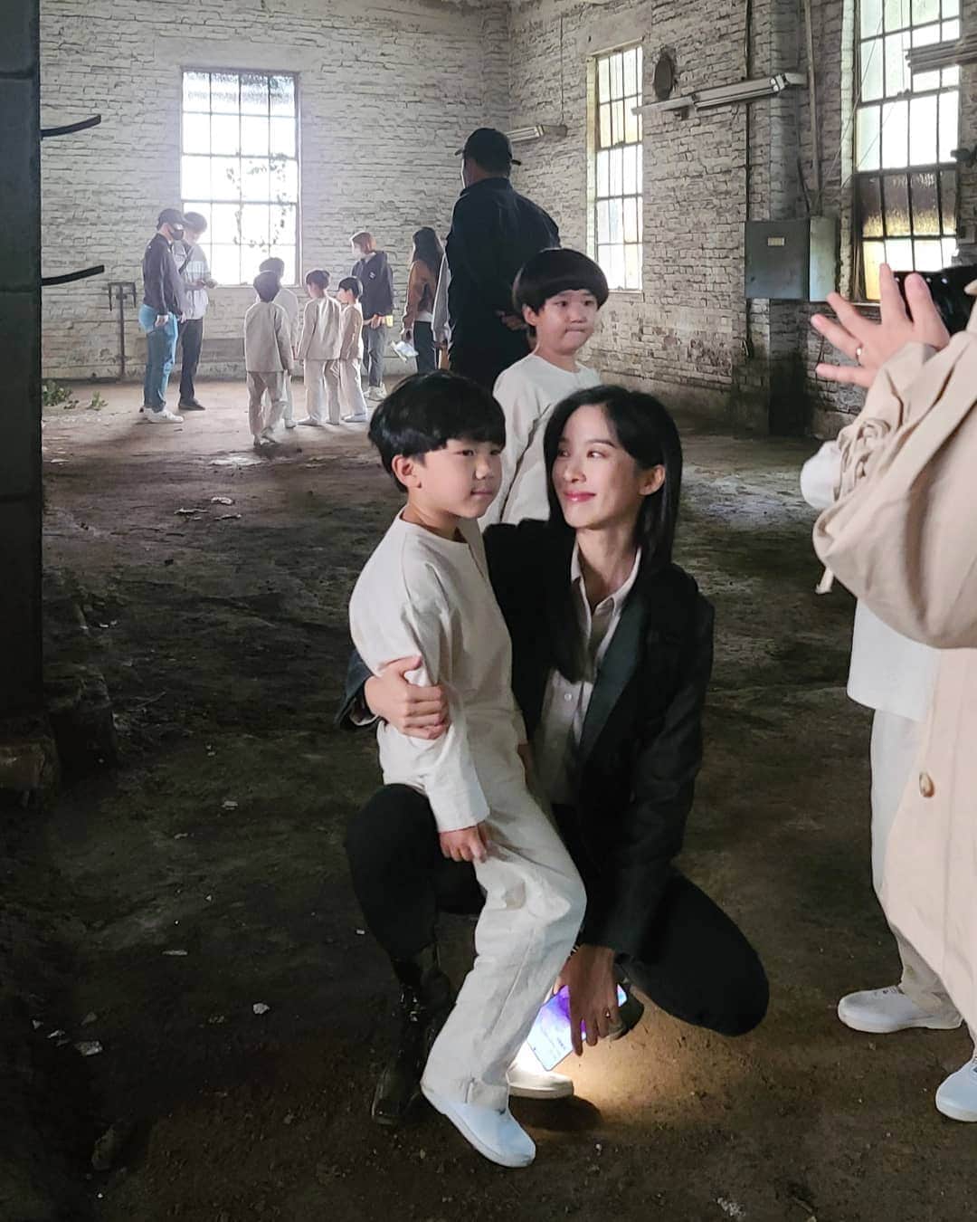 イ・チョンアさんのインスタグラム写真 - (イ・チョンアInstagram)「니네 바가지 머리 넘 귀엽다 👧🏻🧒🏻  #5번만찍고사탕먹자 #TVN  #낮과밤」9月21日 12時24分 - leechungah