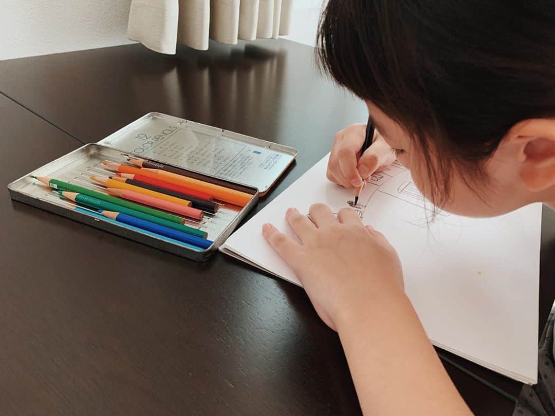 EMIのインスタグラム：「☆ 今日は朝から『月に街を作ったら…』 を絵に描いてるよ🌕 #お絵描き」