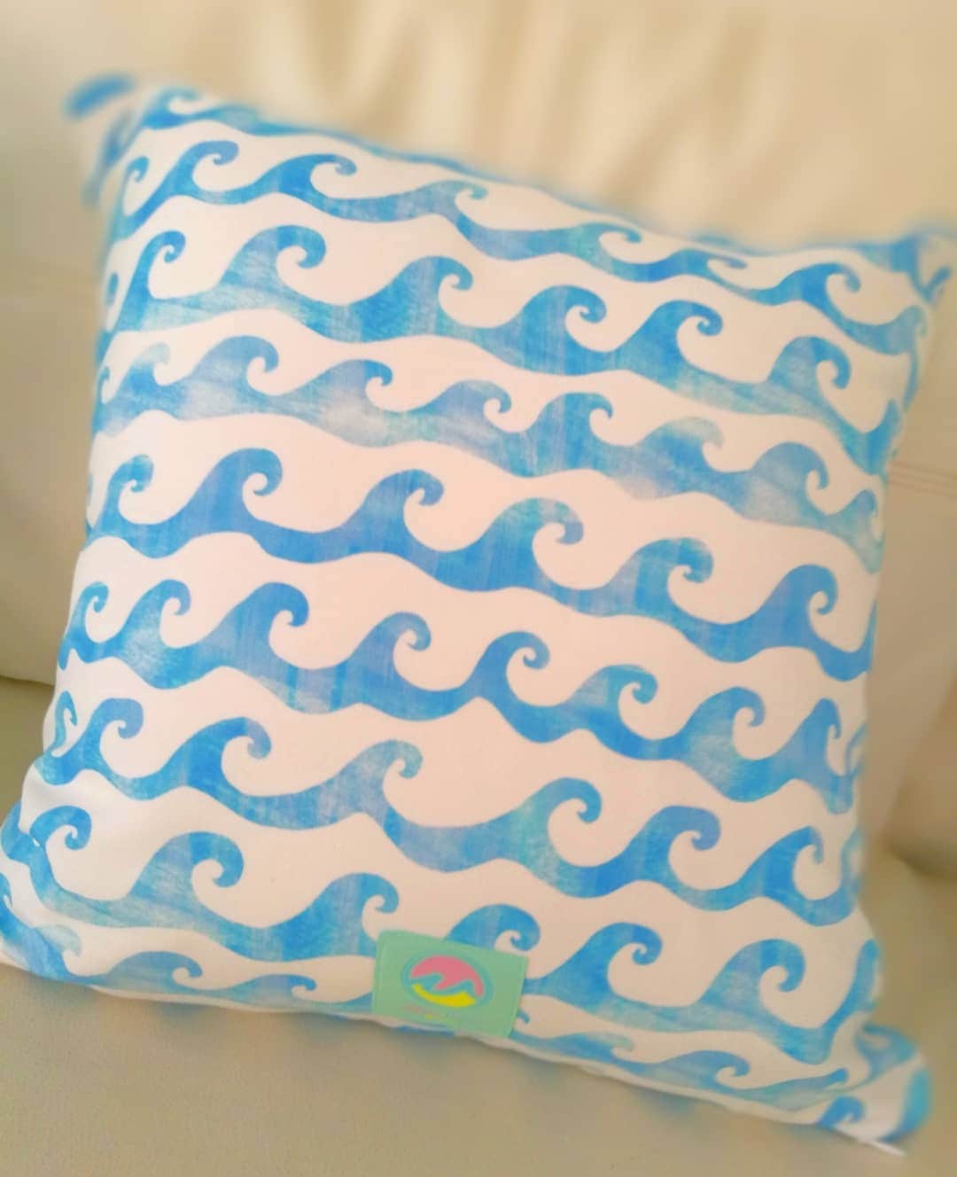 Moco Lima Hawaiiさんのインスタグラム写真 - (Moco Lima HawaiiInstagram)「New* Cushion Cover Blue, Made by Moco  まだまだ自粛中のハワイ。おうち時間を楽しく♡  #livingroomdecor#mylivingroom#livingroomdesign#comfy#relaxingrime#couchpotato#couch#interior#hawaii#mocolima#original#mermaid#cushion#cover#blue#love#candles#handmade#totebag#designer#surfgirl#naturegirl#isladgirl#ハワイ#はわい#ハワイ好き#ハワイ大好き#モコリマハワイ#デザイナー#リビングルーム」9月21日 12時50分 - mocolimahawaii