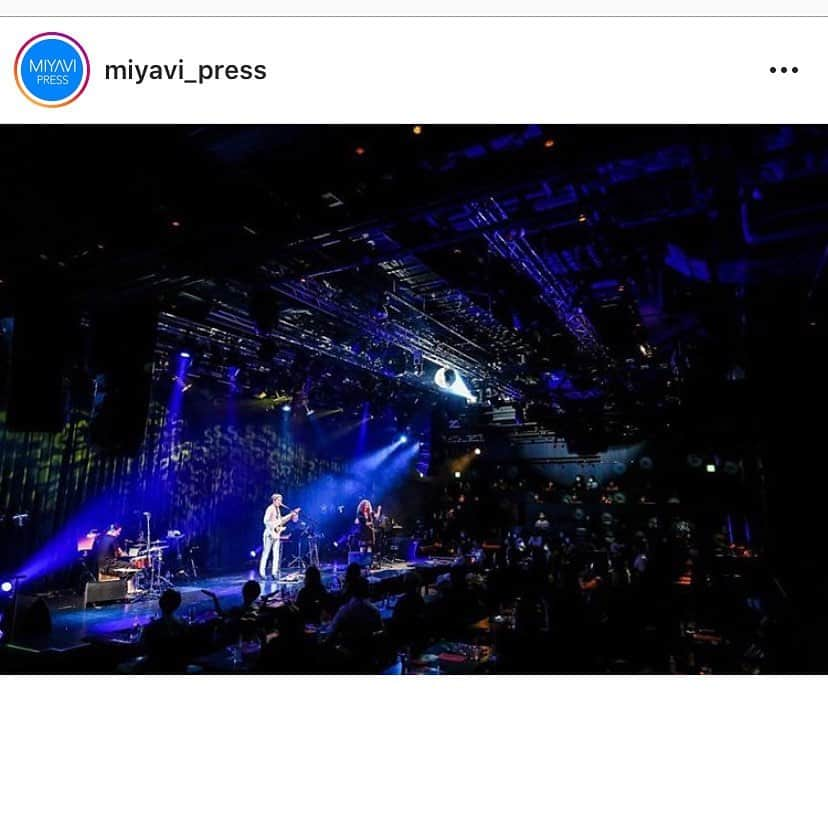 HanaHさんのインスタグラム写真 - (HanaHInstagram)「Miyavi acoustic live @billboard 東京大阪🎤🎸ツアーはやっぱり楽しいですね〜こんな状況ですが、お客さんのあんな表情みてたら、ライブは絶対に無くしたくないですね…🙏 BOBOさんとはたこ焼き合計300個くらい食べた気がします。サクさん🎹とはワタシのデビューしてすぐのサポートで一緒に大阪行ってもらった以来の再会でした〜、ミナミホイール2009くらいかな☺️延期になっててやっと始まる今月末からの自分の弾き語北海道ツアーも頑張ります〜　久しぶりの7日連続の弾き語り！半分しか椅子置けないから、札幌の追加公演を入れてしまったのです。配信はありませんが、音楽を手渡しして行きます。体調や事情などみなさんある中かと思いますが、笑顔でお会いできますように。ライブしてるときに声出せないお客さんが愛を込めて贈ってくださる拍手は最高です👏　 マスクしてても目が笑ってるって気づく瞬間もすごく嬉しかったです。 👗 @dress_up_closet_takashimaya dress by @lokitho_tokyo  👩‍🦱 @hairmake_mimaka_harajuku #miyavi #acoustic #fenderguitars #billboardlivetokyo #billboardliveosaka #dressupcloset #lokitho #lokithotokyo #styleandedit」9月21日 12時52分 - hanah_spring