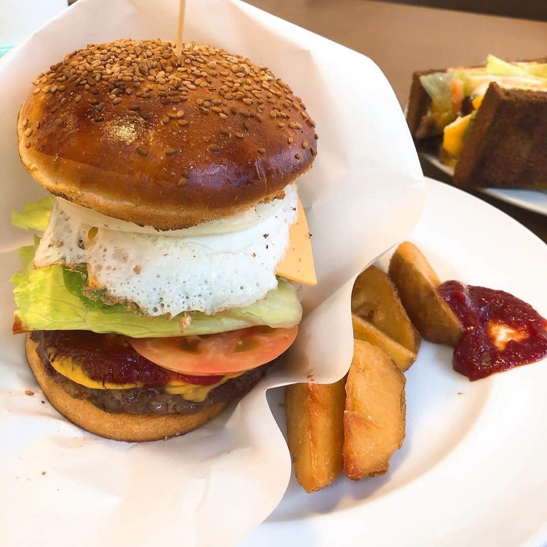 美甘子さんのインスタグラム写真 - (美甘子Instagram)「今日のランチ。 シルバーウィークの４連休は、遠出しなかったので、夫こーくんとせめて美味しいものを食べようと外食ばかり。 今日は三軒茶屋の名店。 ベーカーバウンスへ。 量が多くて、ダイナミック。美味！ #ベーカーバウンス」9月21日 12時53分 - rekish_mikako