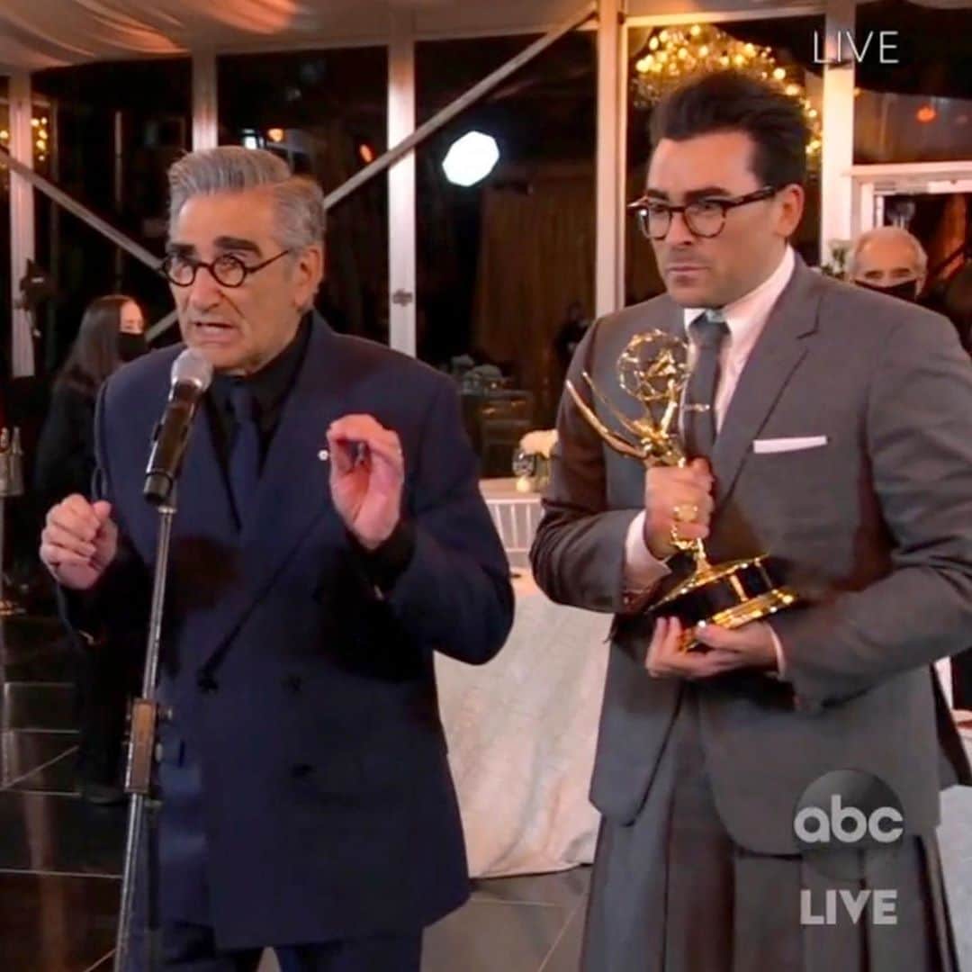 CNNさんのインスタグラム写真 - (CNNInstagram)「The "PandEmmys" were unlike any other awards show as the 72nd Emmy Awards held its first ever virtual broadcast on Sunday. Due to the pandemic, Jimmy Kimmel hosted from an audience-free Staples Center in Los Angeles while winners accepted their awards at home via live video. The final season of "Schitt's Creek" swept the comedy categories; "Watchmen" dominated the limited-series voting; and "Succession" snagged four of the seven drama prizes ⬆️ Link in bio for a full recap. (📸: The Television Academy and ABC Entertainment via AP)」9月21日 13時04分 - cnn