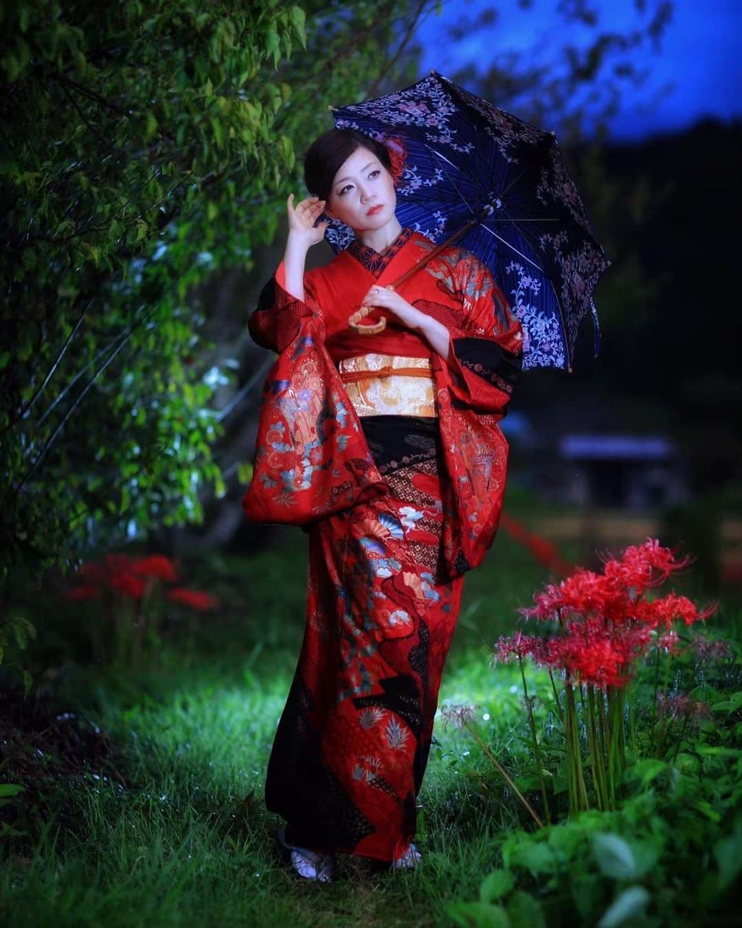 舘林佳史のインスタグラム：「《和モダン物語》 世界のフラメンコダンサーレイナさんとモダン着物曼珠沙華❣️ 赤が映えること(*´꒳`*)✨  誰でも物語の主人公になれる‼︎をキャッチコピーにドラマや映画の物語のワンシーンの様なDramaticStoryPhotと言う名前で活動作品作りをしています。大好評のドラマティックフォトのご依頼はこのクオリティーで30000円〜(ほぼ諸経費)で受け賜わっています)^o^( 素敵な作品を一緒に作りたい！コラボレーションしたい 美容師・メイクアップアーティストさん ・服飾デザイナーさんクリエイターさんも随時募集中です✨  お姫様になりたい👸物語の主人公になってみませんか^ ^⁉︎. たった一枚の写真で人生が変わる‼️ ✨作品作り体験モデルに興味がある方 ドラマティックフォト依頼 撮影依頼 体験モデル募集①お名前②地域③年齢④身長⑤LINE ID⑥応募理由やお問い合わせ内容⑦最近の髪型スタイルの分かる写真をDMまたはメール下さい✨📩contact@dramaticphoto.jp モデル宣材撮影 コンポジ Book作り プロフィール撮影 ブライダルフォト記念撮影 衣装レンタル 成人式 着物 ドレスロケーションフォト スチール サロンモデル撮影 写真集等撮影のご依頼何でもお気軽にお問い合わせDM下さい✨📩 .  #曼珠沙華#彼岸花#着物#モダン着物#モデル#フリーモデル#美人#撮影会#ドラマティックストーリーフォト#インスタ映え#作品作り #撮影依頼#講習会#シューティング#撮影依頼募集中 #ファインダー越しの私の世界 #写真を撮るのが好きな人と繋がりたい #写真家 #ストロビスト#ポートレート#ポートレートモデル#被写体募集#モデル募集#被写体#ロケーションフォト#カメラマンフォトグラファー#photographer#ig_bless_women#東京カメラ」