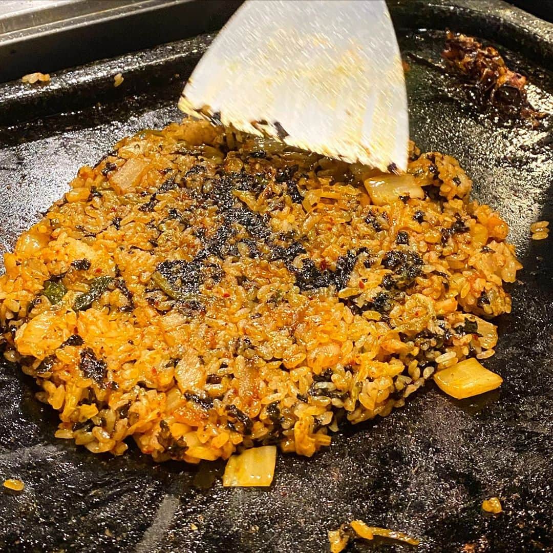 山﨑 薫さんのインスタグラム写真 - (山﨑 薫Instagram)「🇰🇷🇰🇷🇰🇷  韓国に行けなくなってもうすぐ半年。 毎月1回行ってたから韓国料理食べたい熱が上がり過ぎて、新大久保に行ってきました。  コプチャン焼き食べて、〆の焼き飯も食べて、韓流のカッコいい店員さんと話して、韓国をプチ満喫。  帰り際に食べたパッピンスは、やり過ぎた😂😂  韓国に行って、 @chiemi_wow さんや @graceoriental_yoohyang とご飯行きたいよー。  いつになったら、行けるんやろか😭😭  #新大久保グルメ  #コプチャン焼き  #韓国料理  #パッピンス #焼き万歳」9月21日 13時02分 - kaoruyamazaki906