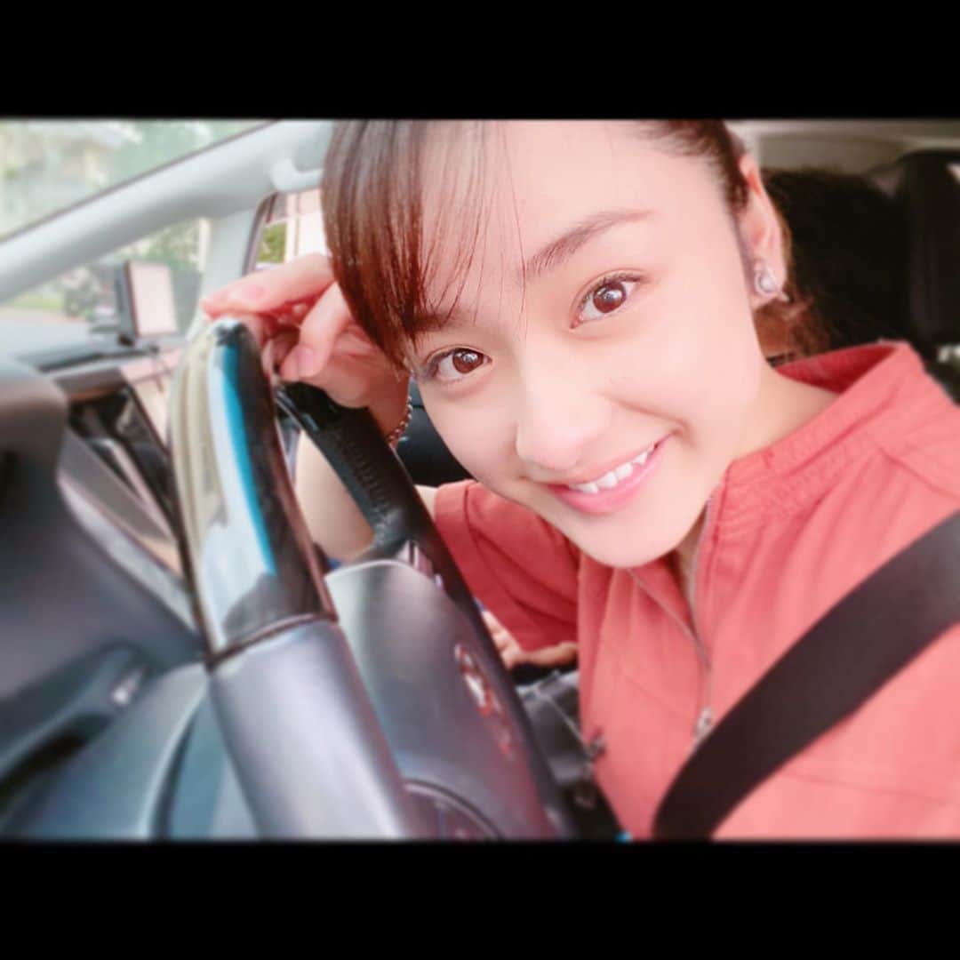 平祐奈さんのインスタグラム写真 - (平祐奈Instagram)「やっと初運転しました。。。🚗  父を隣に乗せて、、 教習所の先生みたいでした笑  運転を楽しいと思える日が来るだなんて…！ これからは家族専用運転手になろうかな。はははっ #初運転 #免許取立て #身分証明書が増えた #やったー」9月21日 13時13分 - yunataira_official