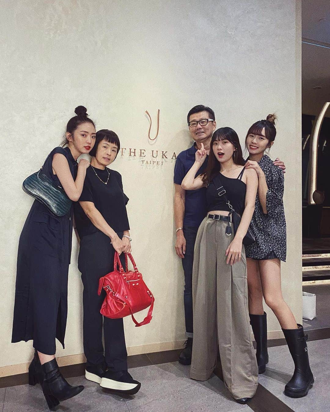 Dewi Chienのインスタグラム：「簡爸の第一次60大壽，聽說這是要連續過兩年？！（虛歲跟實歲🤔 #生日全家福 #感恩並知足 #簡家の日常」