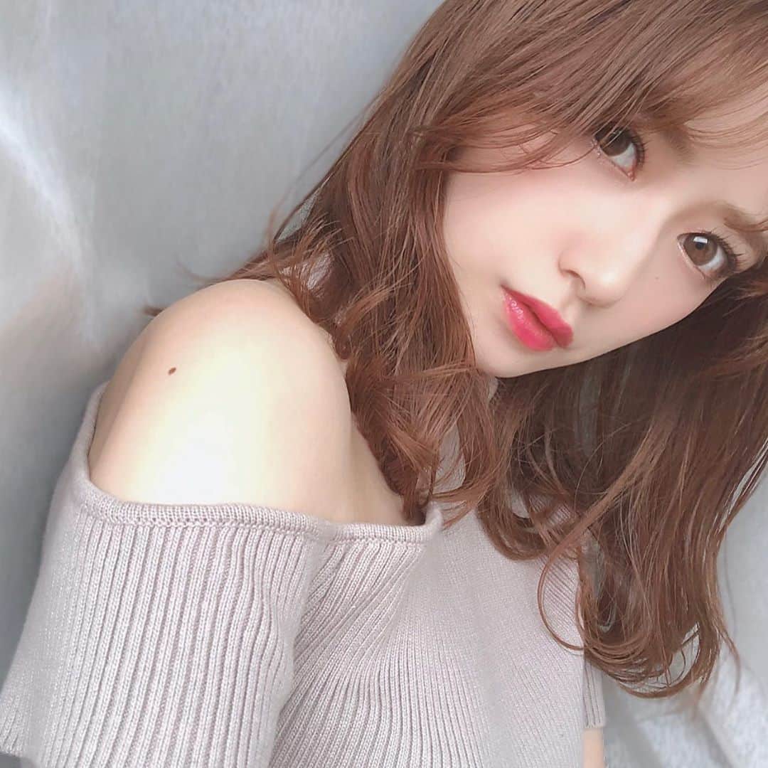 のインスタグラム：「. . 秋冬はちらっと肌見せするお洋服が多いし 好きだから今から楽しみ🤍 動画は少し前に脱毛サロン @richel_insta に行った時の🥺💕 エステと脱毛が一緒になってる感じだから一石二鳥で 最高すぎだよ。。🥺😭銀座店 店内可愛すぎ🥺 . マツパの質問あったのでこちらで🤭 @ever_eyes 池袋店行きました👀 久しぶりのパリジェンヌ➰綺麗🖤 . 今度髪の毛インナーカラー入れたいな〜🐱🖤 （めちゃくちゃ美容トーク） .」