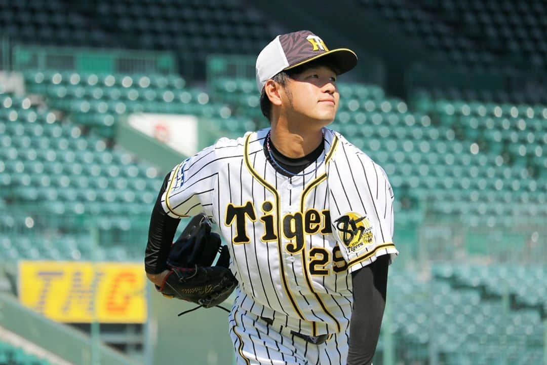 阪神タイガースさんのインスタグラム写真 - (阪神タイガースInstagram)「今日から甲子園で3連戦‼️試合前練習の様子です！ #ジョンエドワーズ 選手 #青柳晃洋 選手 #原口文仁 選手 #荒木郁也 選手 #髙橋遥人 選手 #阪神タイガース #its勝笑timeオレがヤル」9月21日 13時14分 - hanshintigers_official