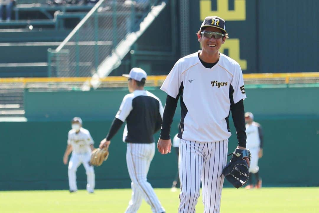 阪神タイガースさんのインスタグラム写真 - (阪神タイガースInstagram)「今日から甲子園で3連戦‼️試合前練習の様子です！ #ジョンエドワーズ 選手 #青柳晃洋 選手 #原口文仁 選手 #荒木郁也 選手 #髙橋遥人 選手 #阪神タイガース #its勝笑timeオレがヤル」9月21日 13時14分 - hanshintigers_official