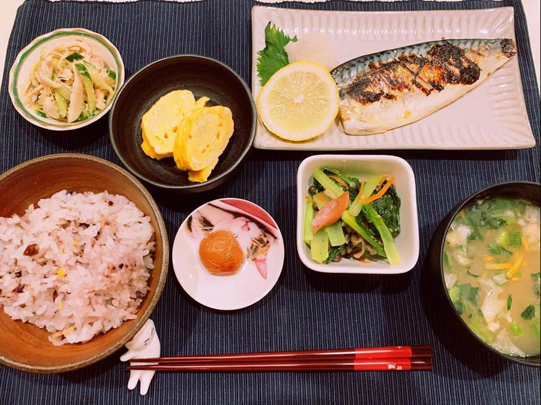 赤井沙希さんのインスタグラム写真 - (赤井沙希Instagram)「おうちでお昼ごはん定食的な！  ⭐︎塩サバ ⭐︎蒸し鶏サラダ的な ⭐︎小松菜ナムル的な ⭐︎梅干し ⭐︎だし巻き卵 ⭐︎十五穀ご飯 ⭐︎茄子のお味噌汁  反省点は、サバがちょい焦げした事とだし巻き卵の形！  でも、おいしかったあああ😋🍴  #おうちごはん #ひとり暮らし #和食ごはん #ひとりごはん #自炊 #自炊記録 #献立 #塩さば #野菜たっぷり #野菜 #健康ごはん #定食 #おひるごはん」9月21日 13時16分 - saki__akai