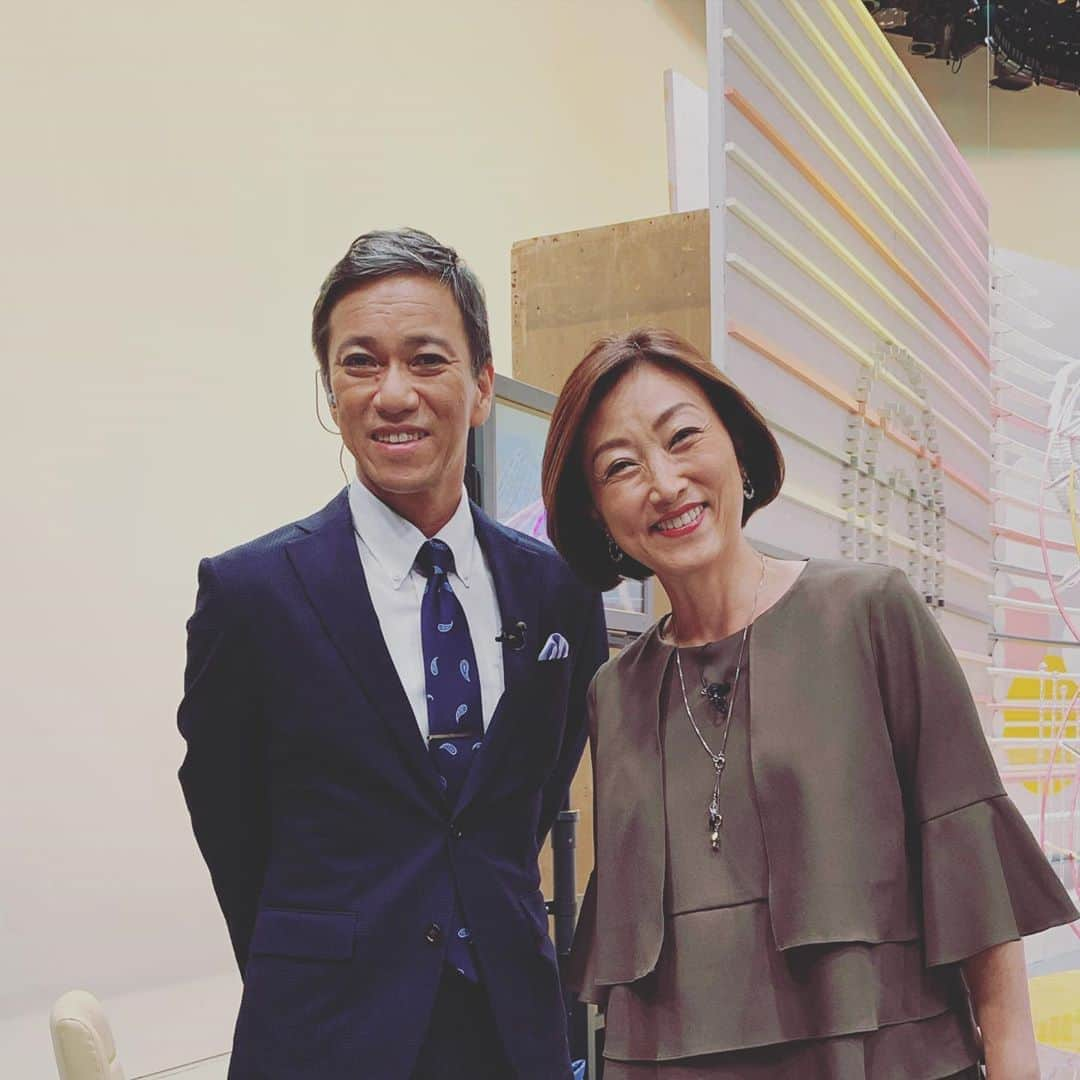 田中ウルヴェ京さんのインスタグラム写真 - (田中ウルヴェ京Instagram)「昨晩はMr.サンデーでした。 出番前に八代さんと写真撮ってもらったが。 どう見ても、私ニコニコ。八代さん嫌がってるぽい。😅🙇‍♀️」9月21日 13時16分 - miyako.tanaka.oulevey