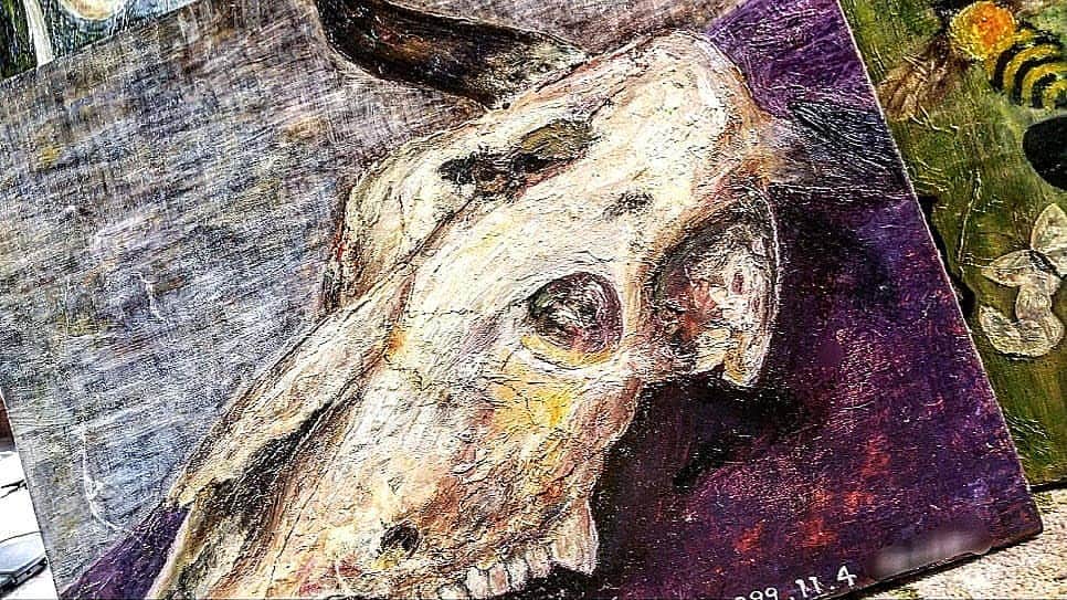 石関友梨さんのインスタグラム写真 - (石関友梨Instagram)「中学2年生のとき描いた油が出てきた  2枚目の写真みたいな(写真はレプリカ)牛の骨を描いたんだとおもう  実際のは本物のやつで  額の穴ポコは 牛を殺すときに空いたものだと 当時先生が言ってたなぁ…  #油絵 #牛の骨 #1999年 #絵画教室 #絵を描くのが好き #癒し #趣味 #実家探索 #油絵の道具がみつからなかった」9月21日 13時23分 - yurimorico