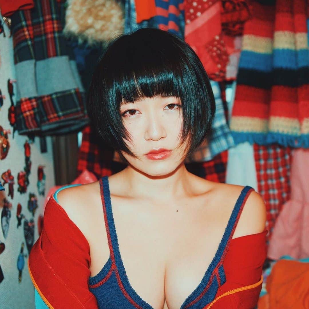 いおりのインスタグラム：「#ヒステリックベティ 見れるのは今日まで‼️  スクリーンB 24時5分から  最後のHulu配信です。 是非、是非見てください🙏  パンフレット、Tシャツの販売は22日まで🎉 @charlem2019」