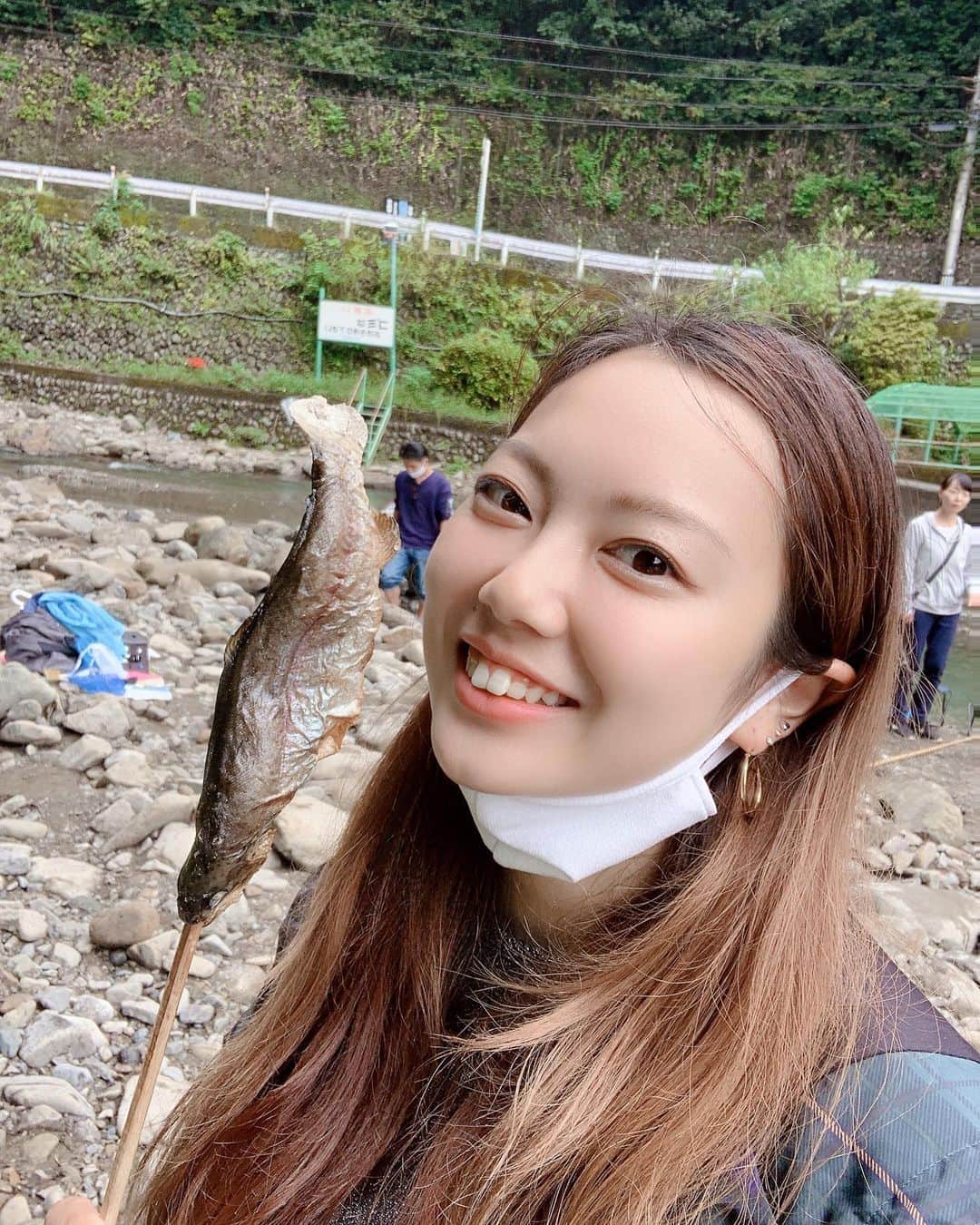 志村玲那さんのインスタグラム写真 - (志村玲那Instagram)「#釣って焼いて食べた！！！！！  #みんながたくさん釣ってくれたー👻 #れなはね1.5ひき #途中で逃げられちゃったからね🐠  #れなが釣った子はちょっとちっちゃかった。  #マス釣り　#おさかな　#焼き魚 #川　#釣り女子　#川釣り」9月21日 13時26分 - rena_shimura