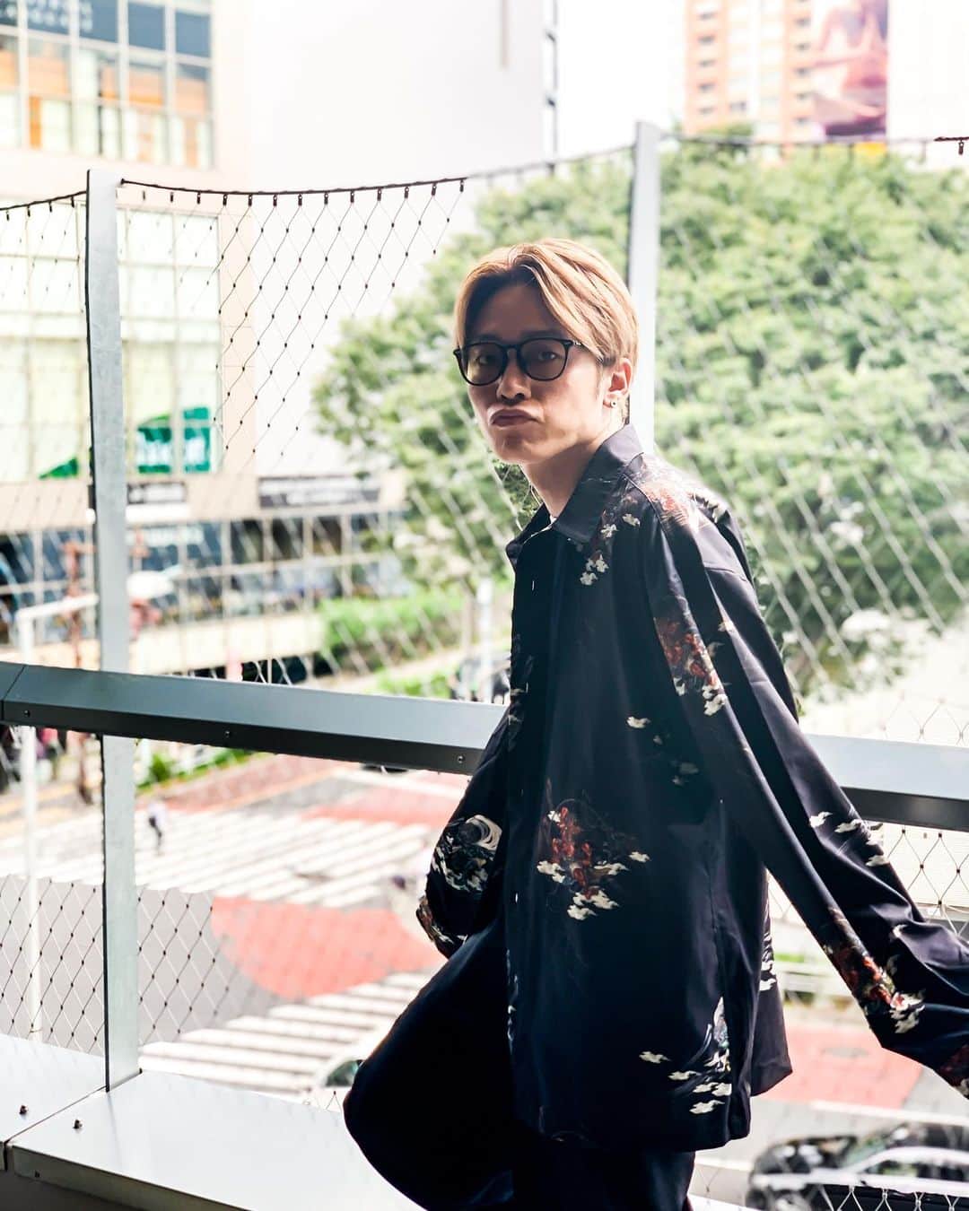 Show-heyのインスタグラム：「| shirt- @casperjohnaiver_official  〜風神雷神〜 📍 @miyashitapark_   そろそろ長袖を楽しむ季節になってきたな🤔」