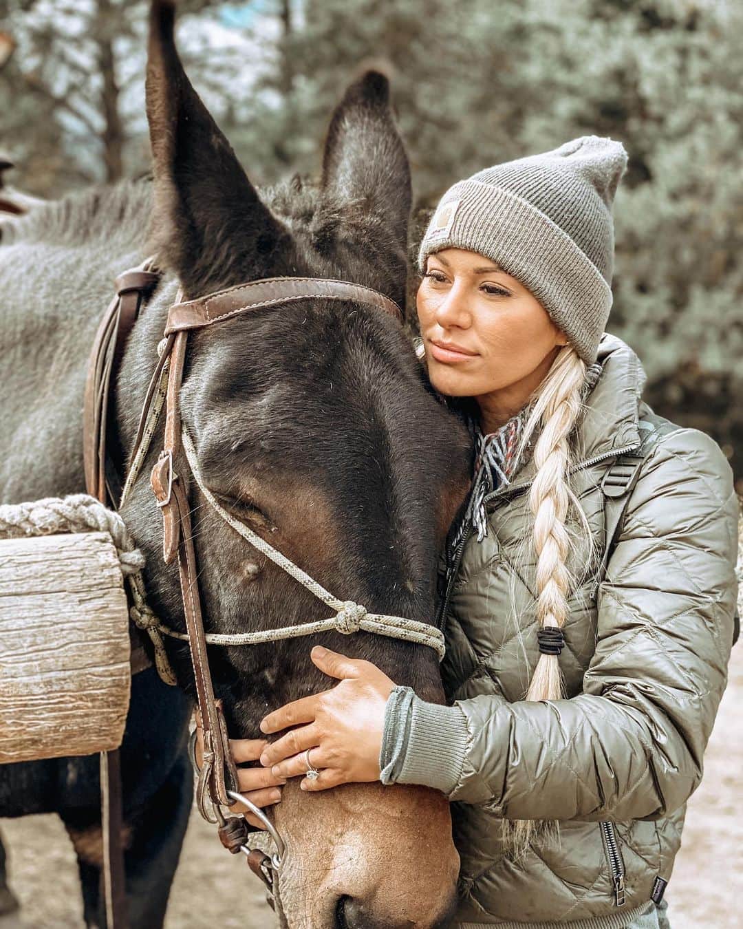 Kindly Myersのインスタグラム：「Today was amazing. Went horseback (mule) riding in Montana. Was reunited with JC the mule. I’m a lucky girl. Swipe for sweetness」