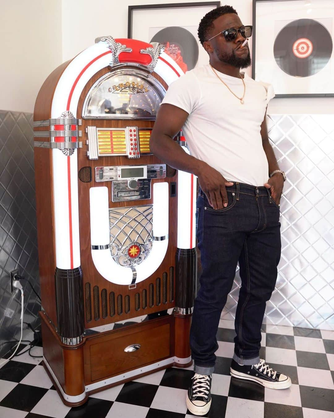 ケビン・ハートさんのインスタグラム写真 - (ケビン・ハートInstagram)「Jukebox swag.... #ComedicRockStarShit」9月21日 13時33分 - kevinhart4real