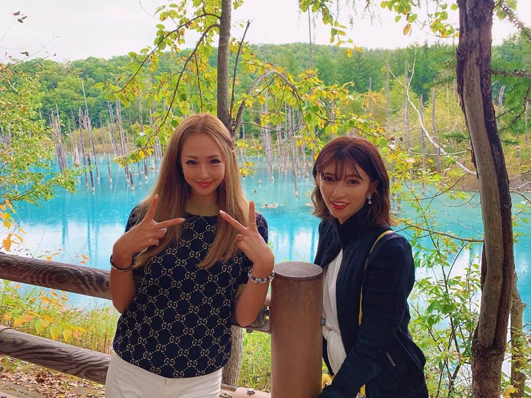 のインスタグラム：「めっちゃ綺麗な青い池でした🟦  #北海道#美瑛#青い池 #キャバ嬢#キャバクラ#dance#錦#東京#ねこ#happy#sea#glamorous#ネイル#カフェ#ランチ#夜カフェ#すすきの#歌舞伎町#ホスト#中洲#佳那嬢#makeup#六本木#ビキニ#美容#整形#美尻#ゴルフ女子#筋トレ女子#gym」