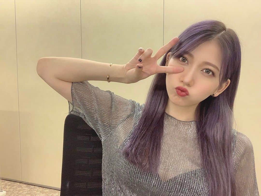 茂木忍のインスタグラム：「💜 . . #実は結構長さも切りました  #胸下から胸上くらい」