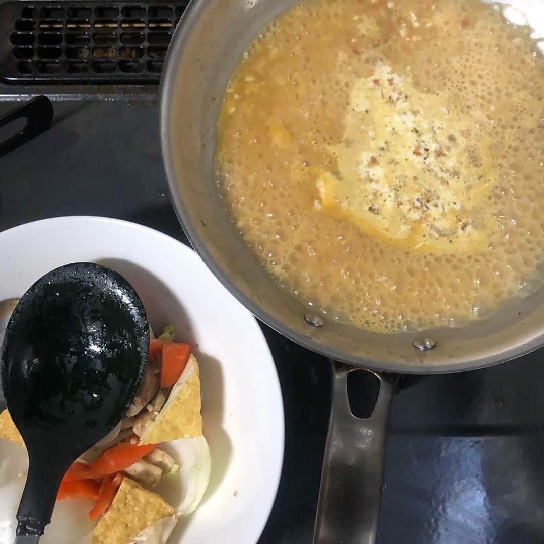 直樹 加藤さんのインスタグラム写真 - (直樹 加藤Instagram)「.. お昼は、やっぱりいつもの野菜炒めです。  野菜炒めの美味しさって、火の通し具合で決まると思います。  野菜炒めとサッポロ黒ラベル、合いますねぇ。」9月21日 14時05分 - daimonjiyakatonaoki