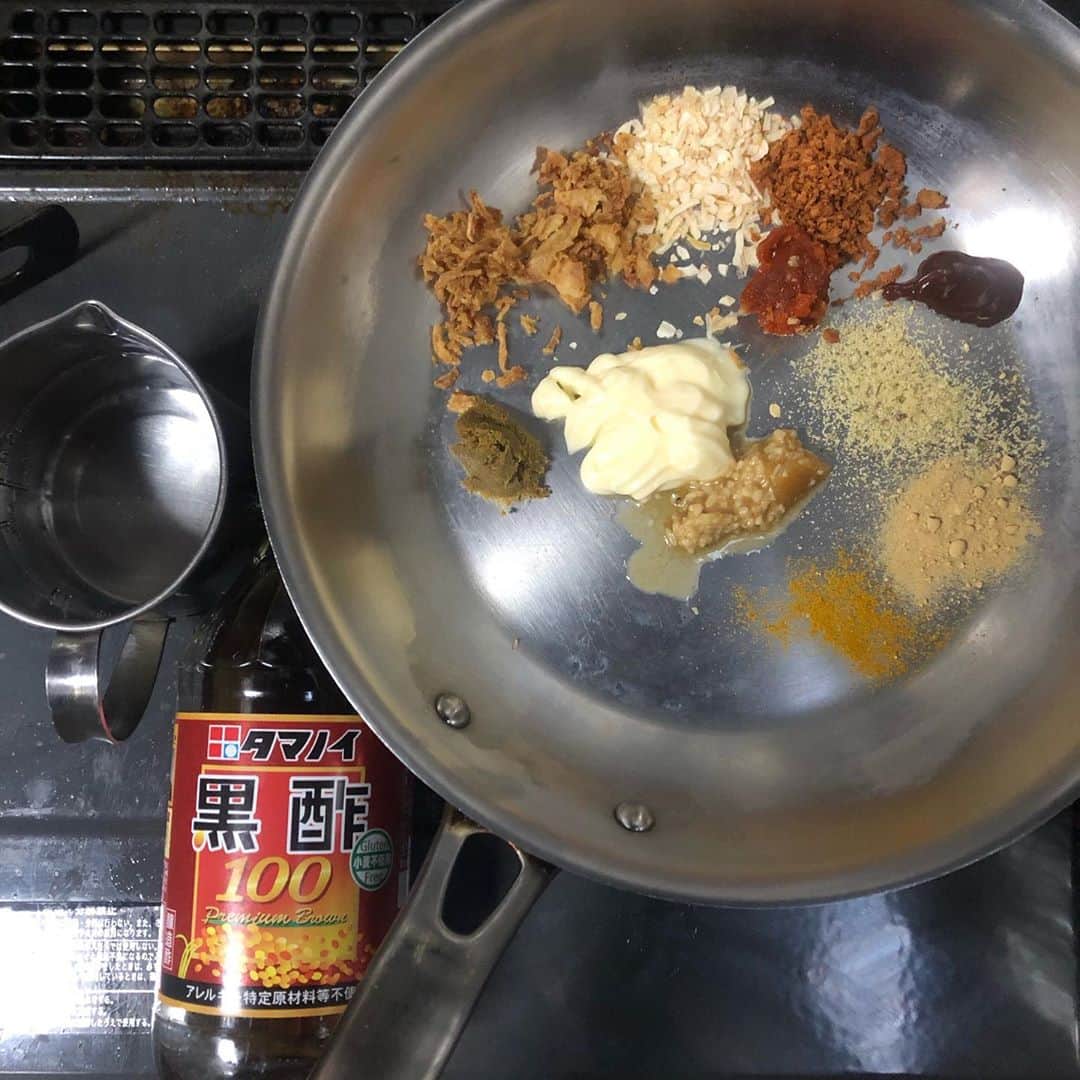 直樹 加藤さんのインスタグラム写真 - (直樹 加藤Instagram)「.. お昼は、やっぱりいつもの野菜炒めです。  野菜炒めの美味しさって、火の通し具合で決まると思います。  野菜炒めとサッポロ黒ラベル、合いますねぇ。」9月21日 14時05分 - daimonjiyakatonaoki
