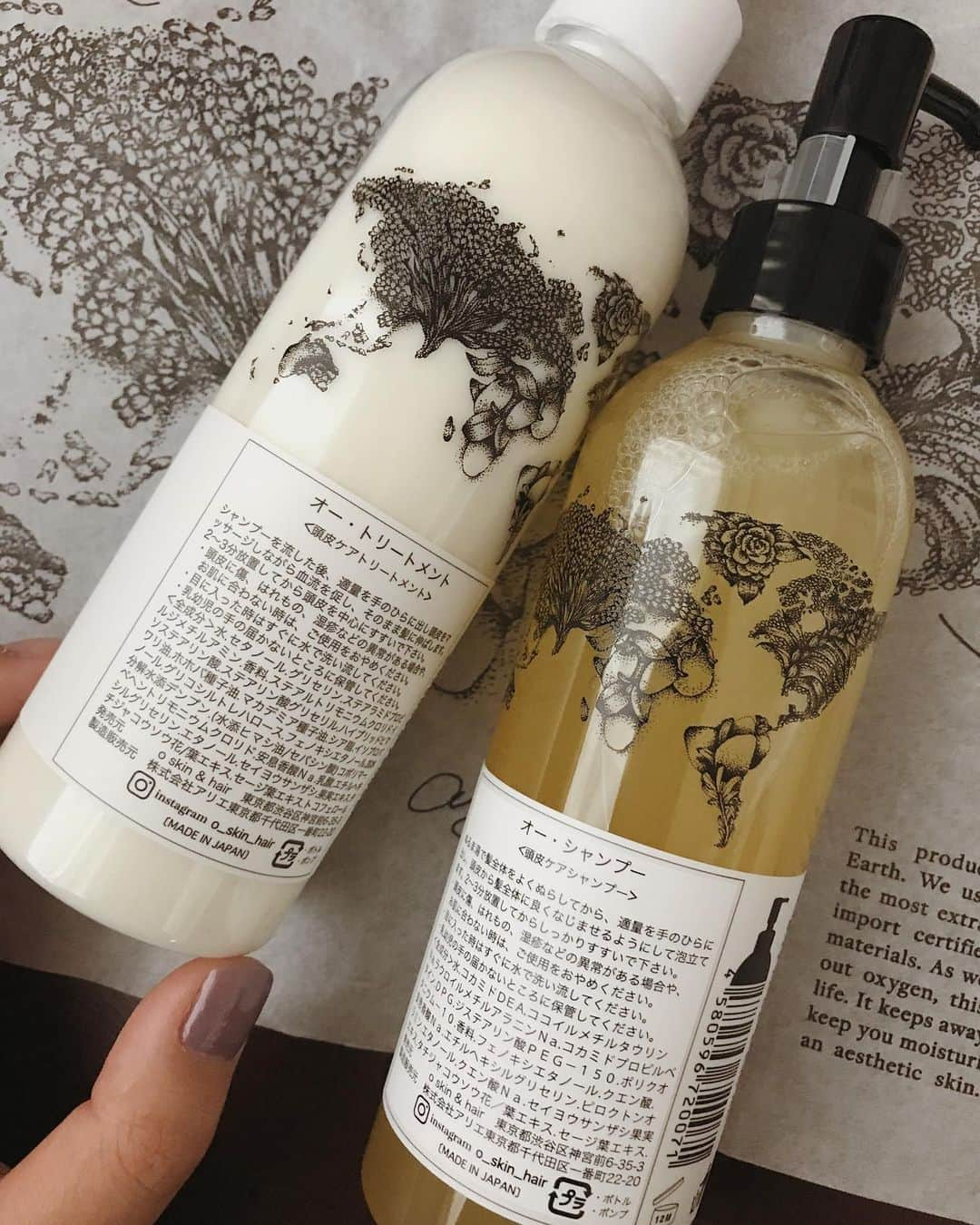 AMOさんのインスタグラム写真 - (AMOInstagram)「ヘアオイルとバームを愛用している @o_skin_hair から新商品が誕生した🌏 『循環』をテーマに 無駄のないシンプルな処方で "最小限で最大限"を形にした、シャンプーとトリートメント。 オレンジやレモングラスなどの精油を使ったナチュラル柑橘系の香りで、リラックス効果がすごい.... 🍊🌿 しかも頭皮ケアもできちゃうやつ。 肌や頭皮の事を第一に考えた優しい成分で作られているから、子どもにも安心して使えそう。 パッケージも、O らしいデザインでおしゃれ 🗺 23日からは 銀座三越で pop upも開催するそうです。 期間中、毎日先着10名には天然成分でつくられたオリジナルの惑星石鹸がプレゼントされるそう🪐」9月21日 13時58分 - amo_whale