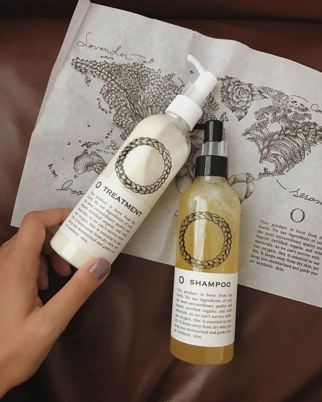 AMOさんのインスタグラム写真 - (AMOInstagram)「ヘアオイルとバームを愛用している @o_skin_hair から新商品が誕生した🌏 『循環』をテーマに 無駄のないシンプルな処方で "最小限で最大限"を形にした、シャンプーとトリートメント。 オレンジやレモングラスなどの精油を使ったナチュラル柑橘系の香りで、リラックス効果がすごい.... 🍊🌿 しかも頭皮ケアもできちゃうやつ。 肌や頭皮の事を第一に考えた優しい成分で作られているから、子どもにも安心して使えそう。 パッケージも、O らしいデザインでおしゃれ 🗺 23日からは 銀座三越で pop upも開催するそうです。 期間中、毎日先着10名には天然成分でつくられたオリジナルの惑星石鹸がプレゼントされるそう🪐」9月21日 13時58分 - amo_whale