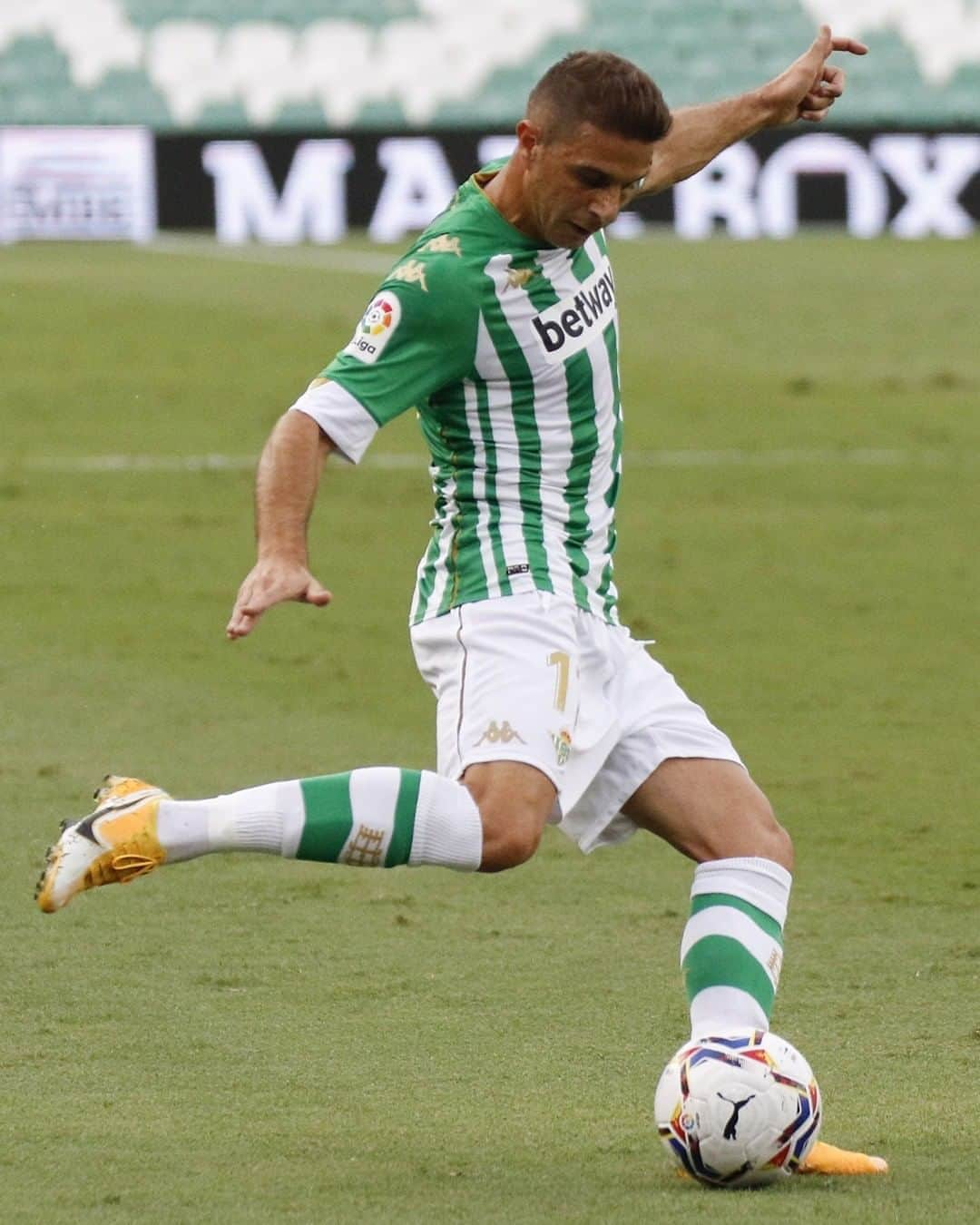 LFPさんのインスタグラム写真 - (LFPInstagram)「@joaquinarte in ACTION! 💪🏼💚 • ¡#Joaquín en acción! 💪🏼⚪ • #RealBetis #LaLigaSantander #LaLiga #Football」9月21日 14時00分 - laliga