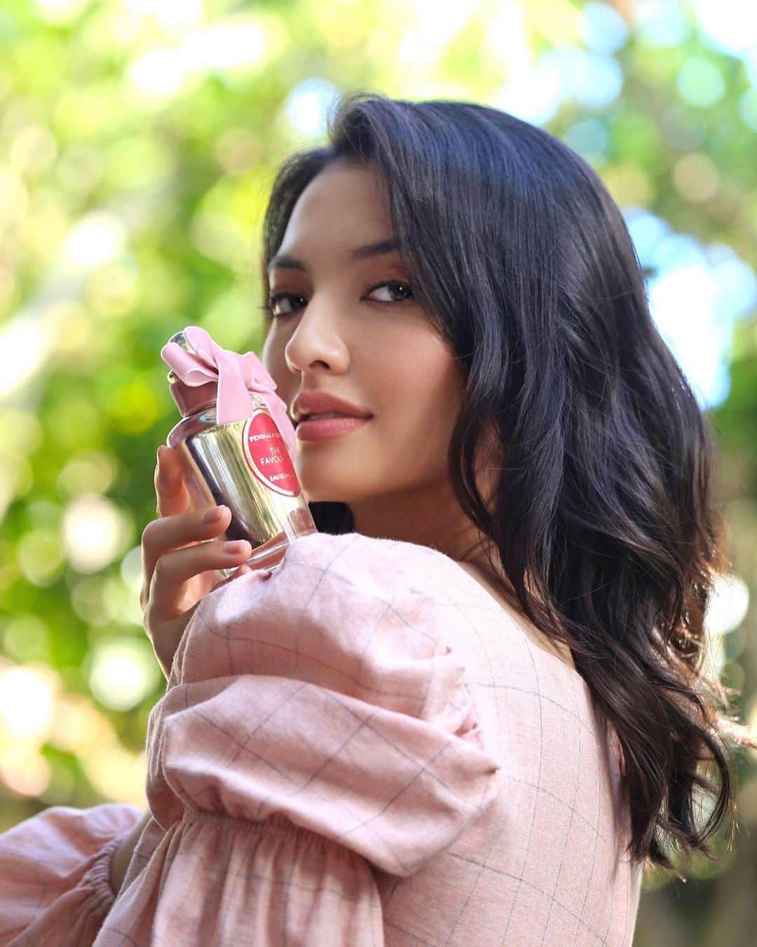 ラライン・シャーさんのインスタグラム写真 - (ラライン・シャーInstagram)「Princess feels with #PenhaligonsTheFavourite !   This floral, fruity and feminine aroma offers charm and elegance throughout the day 🌸   Happy 150th anniversary @penhaligons_london ❤️ #est1870」9月21日 14時07分 - ralineshah