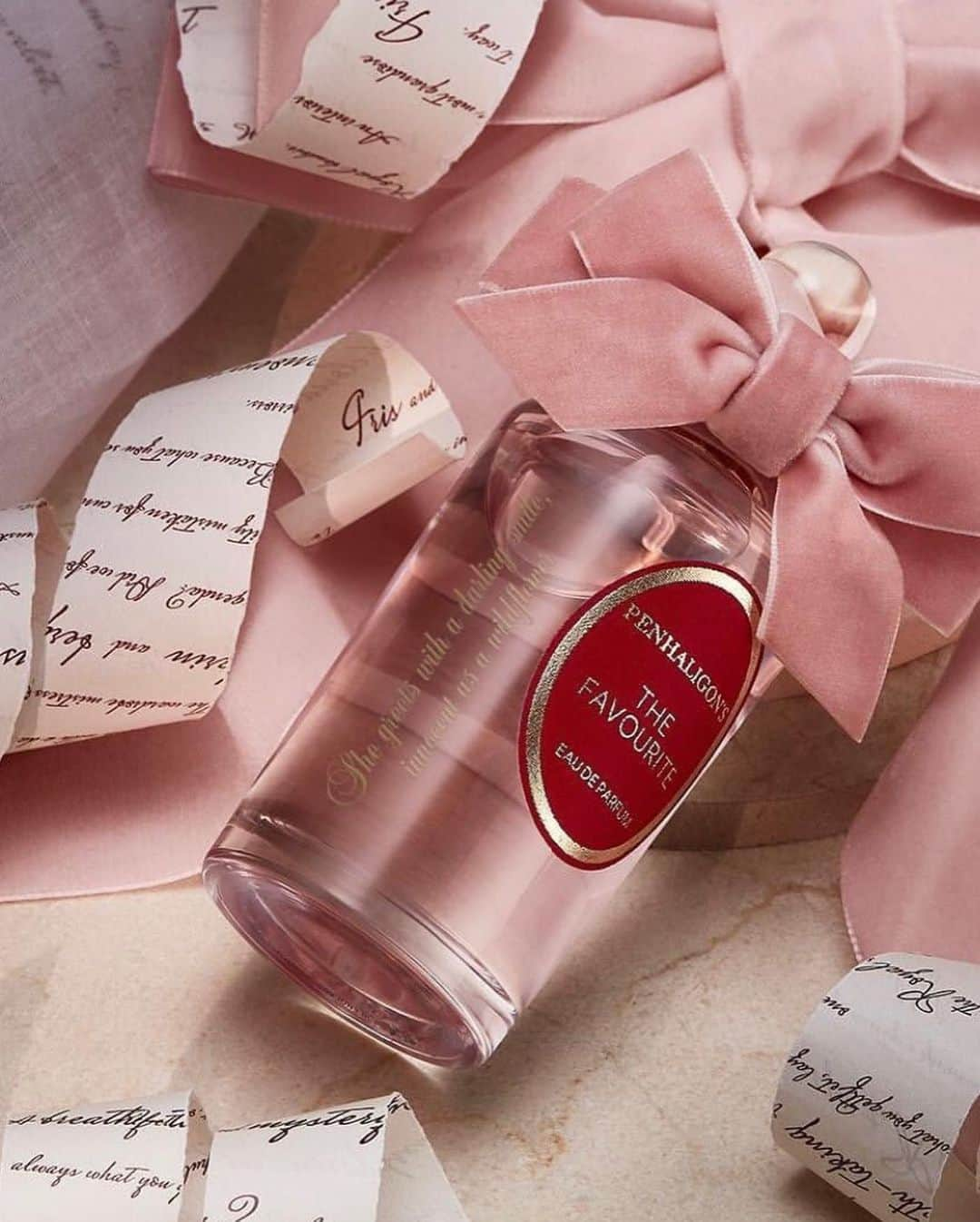 ラライン・シャーさんのインスタグラム写真 - (ラライン・シャーInstagram)「Princess feels with #PenhaligonsTheFavourite !   This floral, fruity and feminine aroma offers charm and elegance throughout the day 🌸   Happy 150th anniversary @penhaligons_london ❤️ #est1870」9月21日 14時07分 - ralineshah