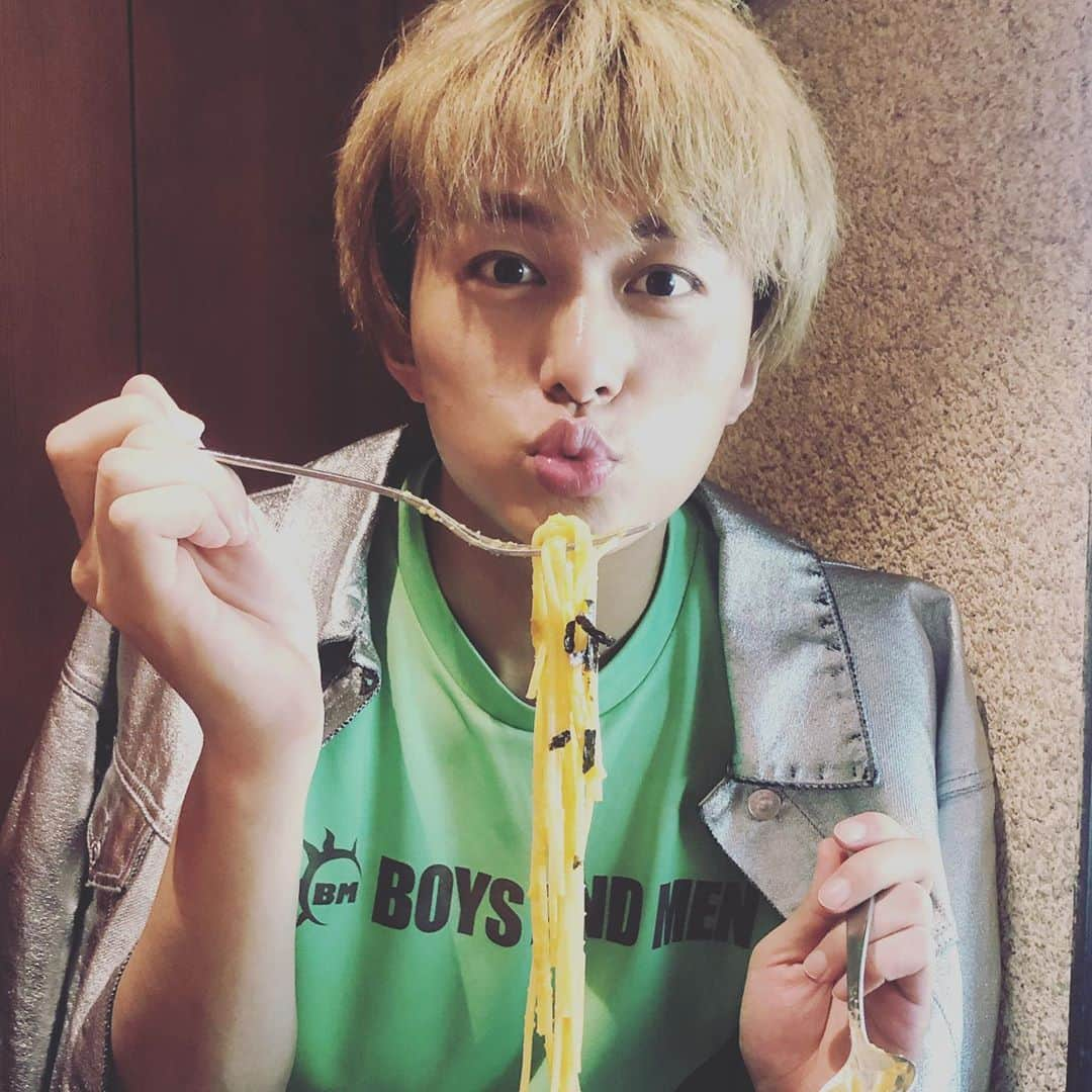 BOYS AND MENさんのインスタグラム写真 - (BOYS AND MENInstagram)「お昼休憩中🍝  ボイメンTで街中を堂々と歩く🚶‍♂️笑 また、この後特典会で会える方は楽しみましょう✌️  #ボイメン #いつでも自然体」9月21日 14時12分 - boysandmen_official