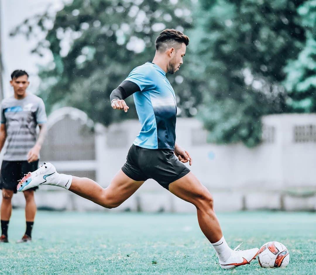 ヴィンセント・ケインのインスタグラム：「Been a minute, hoping to join the boys back at training this week. 💪❤️ #kv11 #bangkokfc #imback」