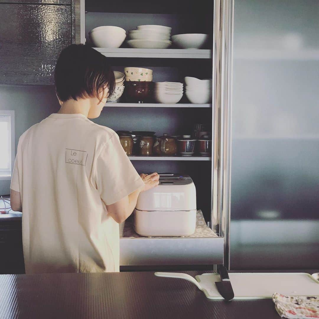 平山智加さんのインスタグラム写真 - (平山智加Instagram)「・ ・ 晩ご飯の準備🔪 ・ #子供がお昼寝中に  #一緒に少し昼寝した後に #何作ろうかな  #包丁にはこだわりが #最近炊飯器買った  #平山智加  #ボートレース  #仕事終わるとママに戻る」9月21日 14時18分 - chika_hirayama