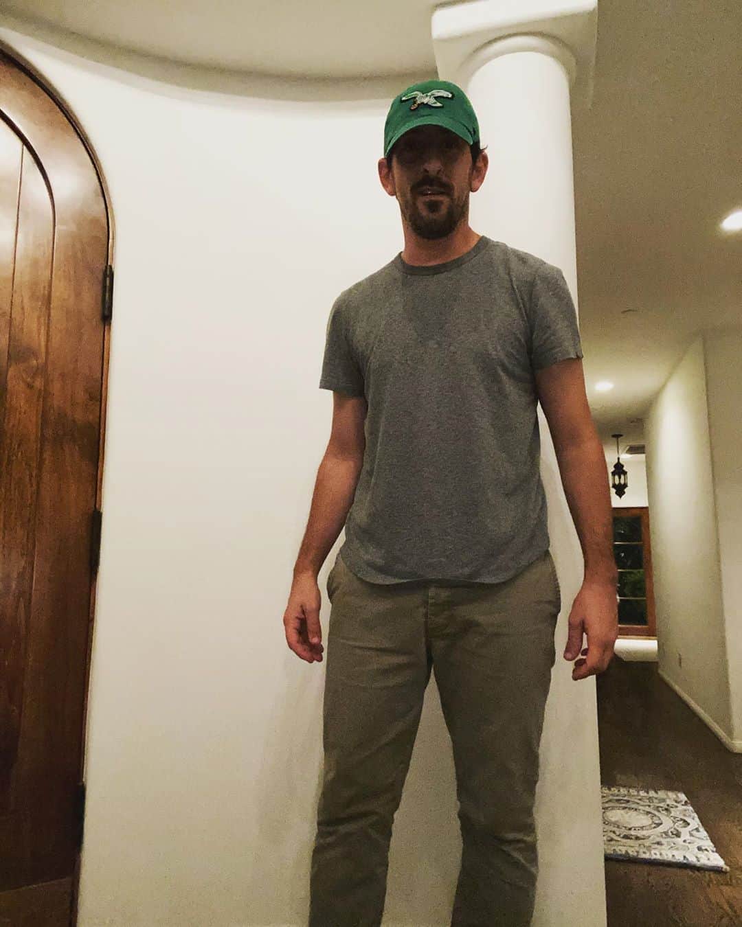 アダム・シャピロのインスタグラム：「Emmy’s look: Pants and shirt: @buckmason  Hat: @philadelphiaeagles  📸 by Albee」