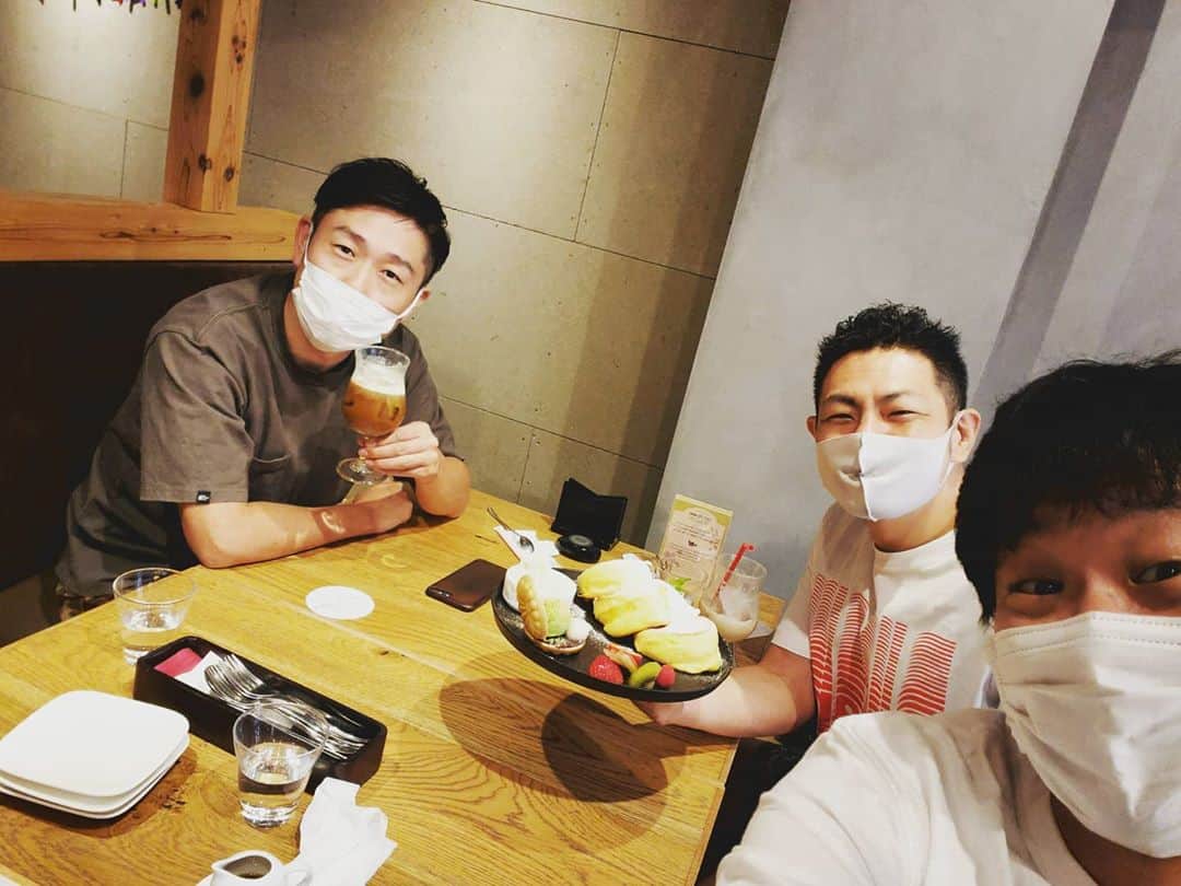 太田芳伸のインスタグラム：「伊丹君、昨日32歳の誕生日と言う事で御祝い🎶 . . あ～、美味しかった✨」
